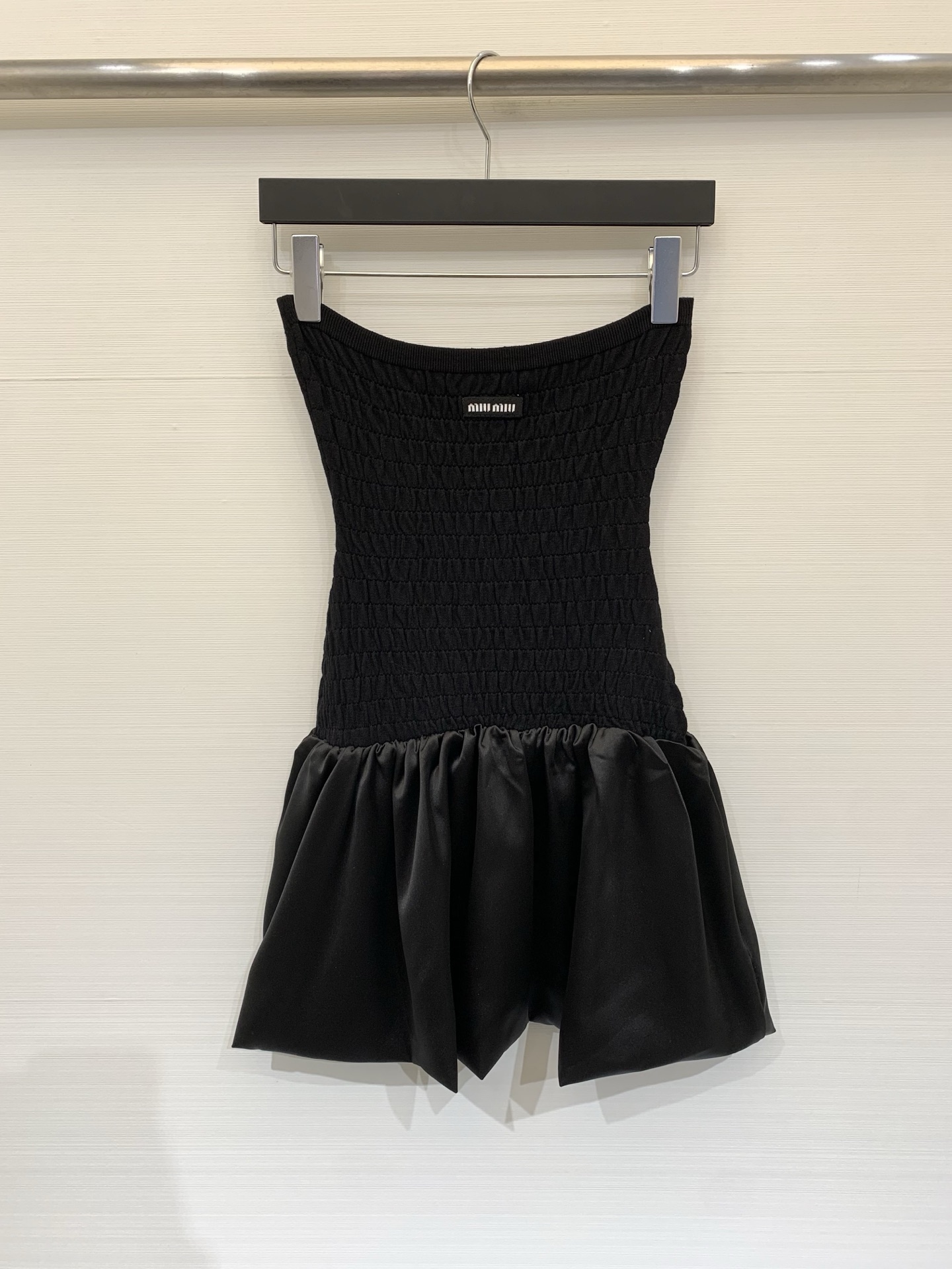 NO:792373,MiuMI* 26 new spring and summer style black tube top tutu skirt, tube top design + wrap stitching, slim and slim, fluffy skirt with super layered feel, light and thin fabric, comfortable to wear, great for daily outings, parties, and photo taking! The micro-label design enhances recognition and can be paired with jeans or jackets to easily switch styles. It is a practical and fashionable all-purpose little black dress ~ Size SML, miumiu, skirts, jeans, jackets & coats,19860909MiuMI* 26春夏新款 黑色抹胸蓬蓬裙,抹胸设计+打揽拼接,修身显瘦,裙摆蓬蓬超有层次感,轻薄面料,穿着舒适,日常出街,聚会,拍照都很出片!微标设计提升辨识度,搭配牛仔裤或外套,轻松切换风格,是实用又时髦的万能小黑裙~ 码数SML,,miumiu,skirts,jeans,jackets & coats,,Women's clothing