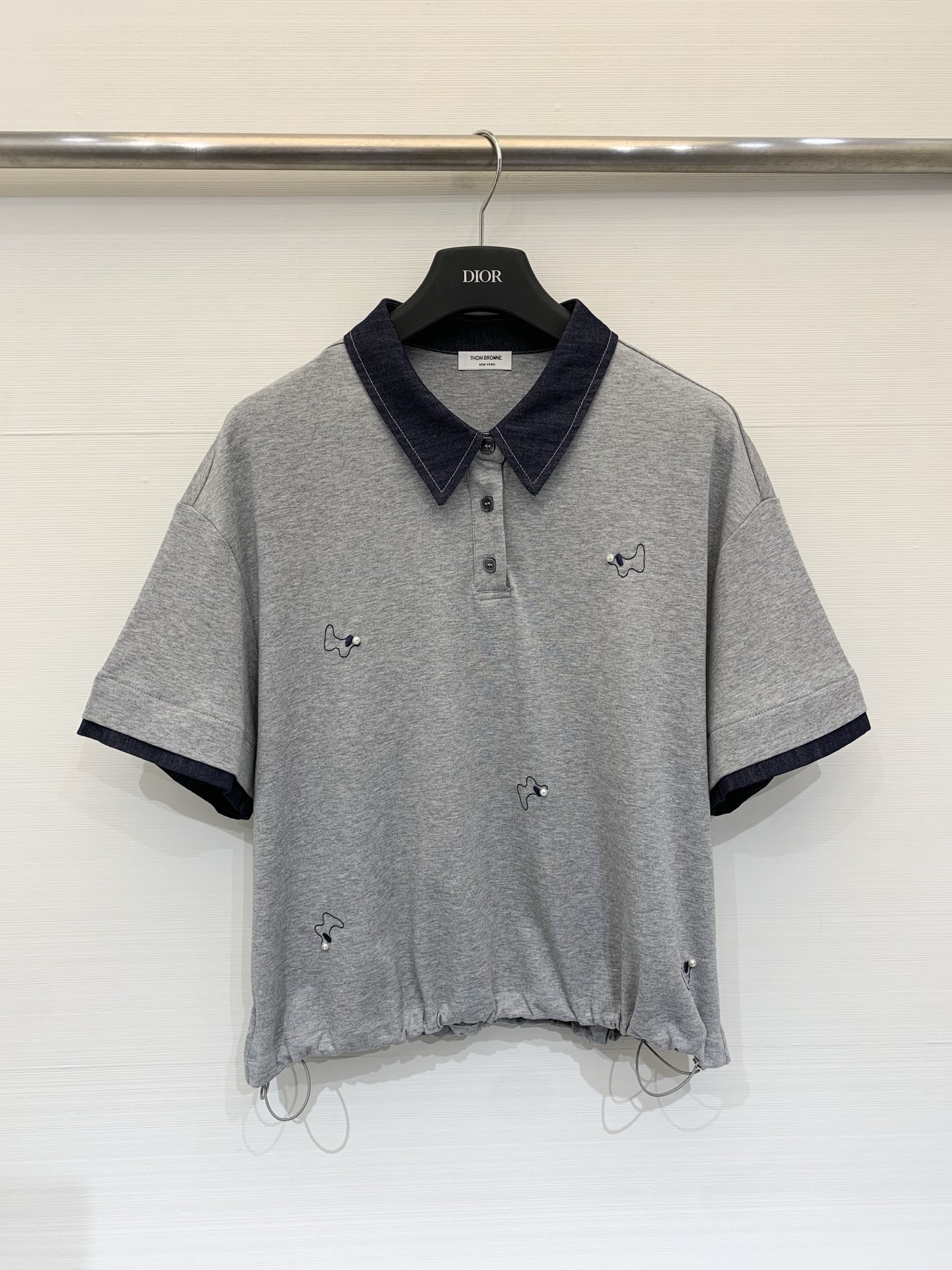 NO:792358,TB 26 new spring and summer style spliced ​​denim loose shoulder Polo collar short-sleeved T-shirt, the hem adopts a drawstring pleat design, the texture is soft and slightly textured, the collar and cuffs are spliced ​​with navy blue denim fabric, the body is distributed with simple dog outline embroidery in many places, with pearl embellishment, adding a refined and playful feel. Two-color SML,, T-shirt, tees, t-shirt,19860909TB 26春夏新款 拼接牛仔宽松落肩Polo领短袖T恤,下摆采用抽绳收褶设计,,质感柔软且略带肌理感,领口与袖口拼接藏青色牛仔布料,衣身分布多处简约小狗轮廓刺绣,搭配珍珠点缀,增添精致俏皮感 两色SML,,T-shirt,tees，t-shirt,,Women's clothing