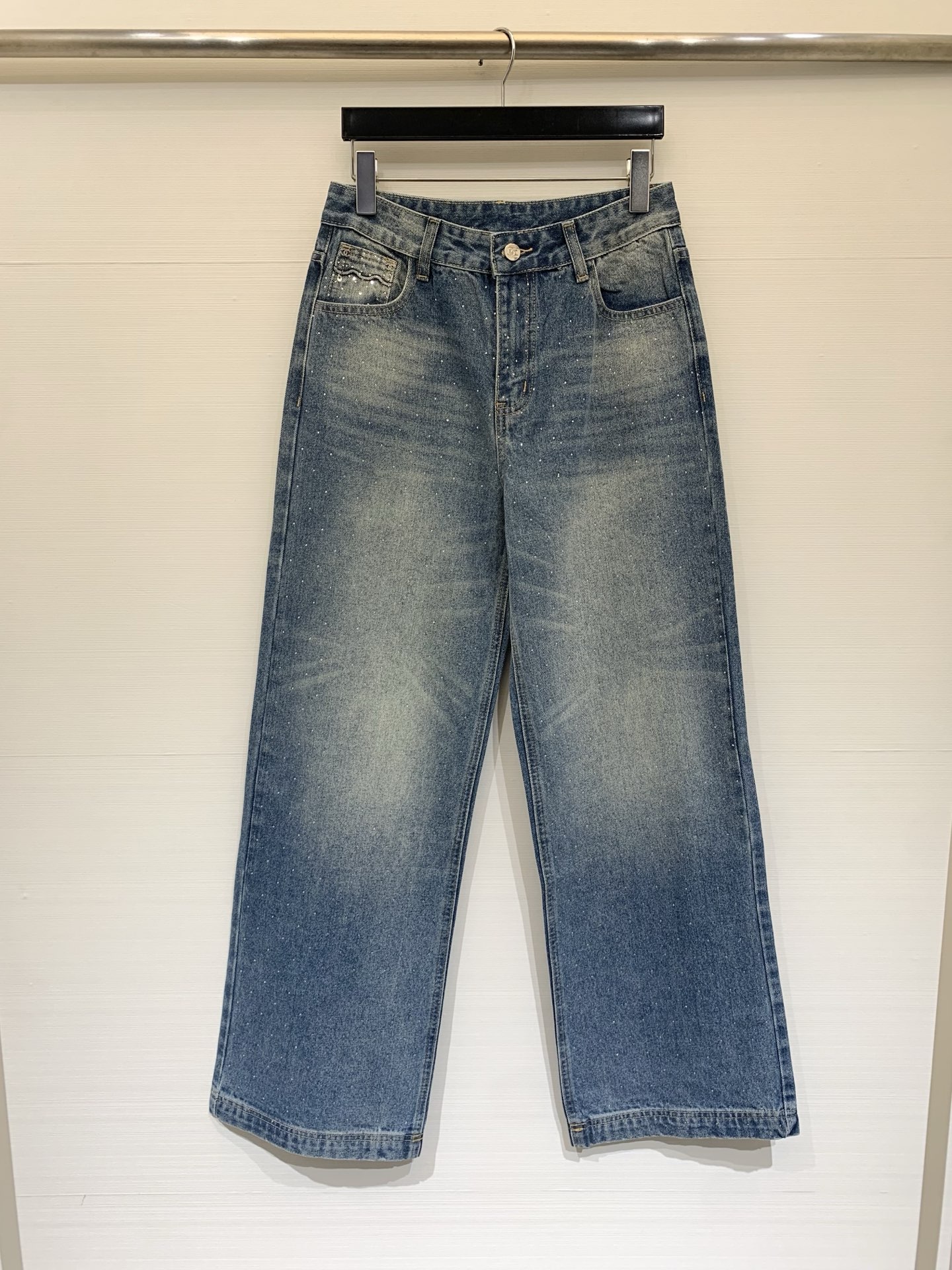NO:792370,CHANEL 2026 spring and summer new style straight-leg denim trousers!  Customized imported twill cotton denim material, comfortable and stylish, fully enzyme washed and evenly dyed, retro tones, versatile and attractive, all-over rhinestone decoration, you can wear it with a simple T-shirt or sweater to create a sweet and cool street style, a perfect eye-catching tool for daily street use, size SML, chanel, tees, t-shirt,19860909CHANEL 2026春夏新款 烫钻直筒牛仔长裤！定制进口斜纹棉牛仔材质 舒适有型 通体酵素水洗均匀染色 复古色调百搭耐看 通体烫钻装饰 搭简约T恤或针织衫都能穿出甜酷兼备的街头范儿,妥妥的日常出街吸睛利器 码数SML,,chanel,tees，t-shirt,,Women's clothing
