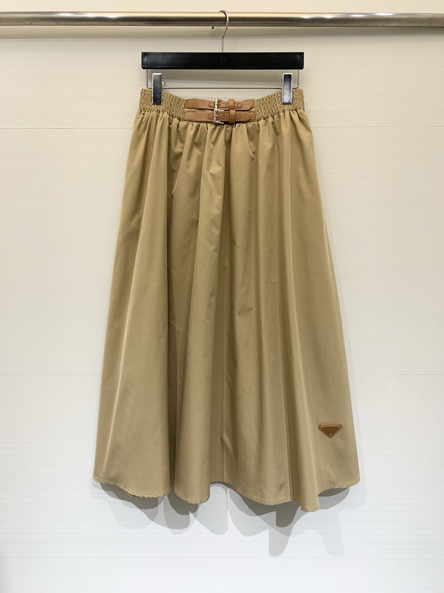 NO:792361,Prada 2026 spring and summer new leather buckle skirt, retro and fashionable, low-key temperament and luxurious high-end, versatile and easy-to-match styles, customized technical fabrics, workmanship quality depends on the details, a must-have for white, rich and beautiful women!  Highly recommended two-color SML, prada, skirts,19860909Prada 2026春夏新款 皮扣饰半裙,复古时髦,低调气质又奢华高级,版型百搭不挑人,定制科技面料 做工品质看细节,白富美必入！强烈推荐 两色SML,,prada,skirts,,Women's clothing