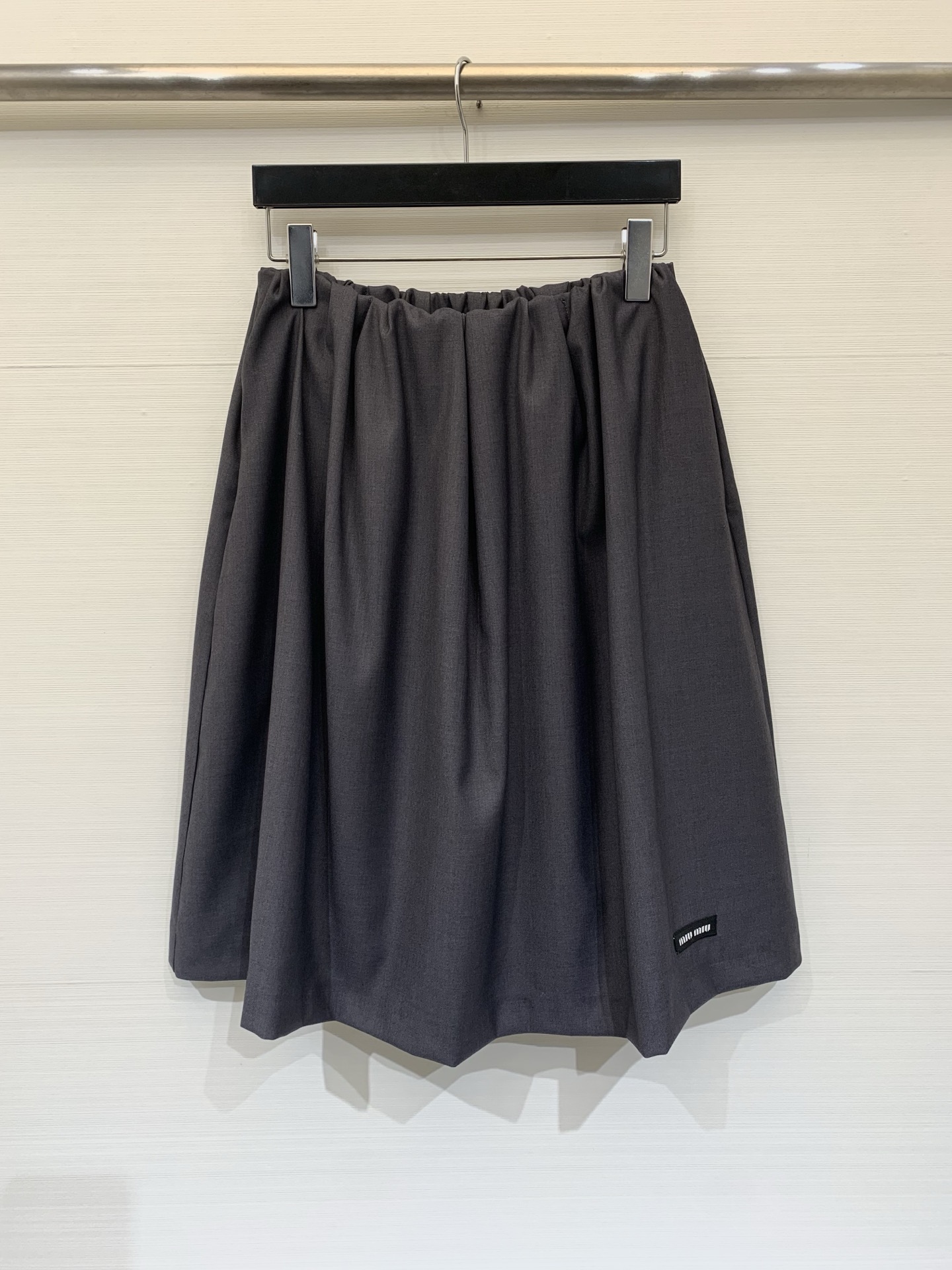 NO:792355,MIUMI* 26 new spring and summer style dark gray elastic waist skirt, light and thin fabric, comfortable and high-end to wear, mid-length + elastic waist, fit the body shape, free of movement~ The black label logo on the skirt is very recognizable, simple and fashionable! It can be easily controlled for daily commuting and leisure, looks great with shirts or knits, easy to switch between multiple styles, high-end positioning, both texture and design, suitable for sisters who pursue quality  Size SML,,miumiu,skirts,shirts,19860909MIUMI* 26春夏新款 深灰弹力腰半裙,轻薄面料,穿着舒适又显高级,中长款+弹力腰,贴合身形,活动自如~裙身黑标logo超有辨识度,简约又时髦!日常通勤,休闲都能轻松驾驭,搭配衬衫或针织都很出彩,轻松切换多种风格,高端定位,质感与设计感兼具,适合追求品质的姐妹们 码数SML,,miumiu,skirts,shirts,,Women's clothing