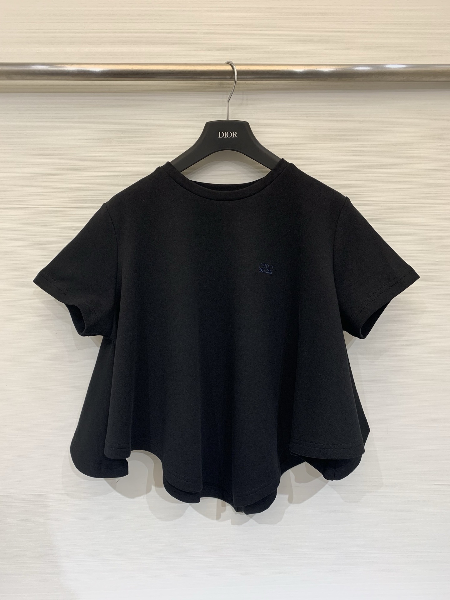 NO:792971,Loewe 26 show style skirt short-sleeved T-shirt, high weight pure cotton fabric, irregular cut, skirt-style hem design is super layered, modifies the figure and is very fashionable, perfect drape, comfortable to wear, whoever wears it will look slimmer. The design of the skirt really covers the flesh, and the upper body is like a paper figure. It is suitable for you who like to wear personalized clothes. Size SML, loewe, skirts, T-shirt, tees, t-shirt,19860909Loewe 26秀款 裙摆短袖T恤,高克重纯棉面料,不规则剪裁,裙摆式下摆设计超有层次感,修饰身形又很时髦,垂坠感满分,穿着舒适,谁穿谁显瘦神器 裙摆的设计真的很遮肉 上身就是纸片人 适合喜欢个性穿搭的你 码数SML,,loewe,skirts,T-shirt,tees，t-shirt,,Women's clothing