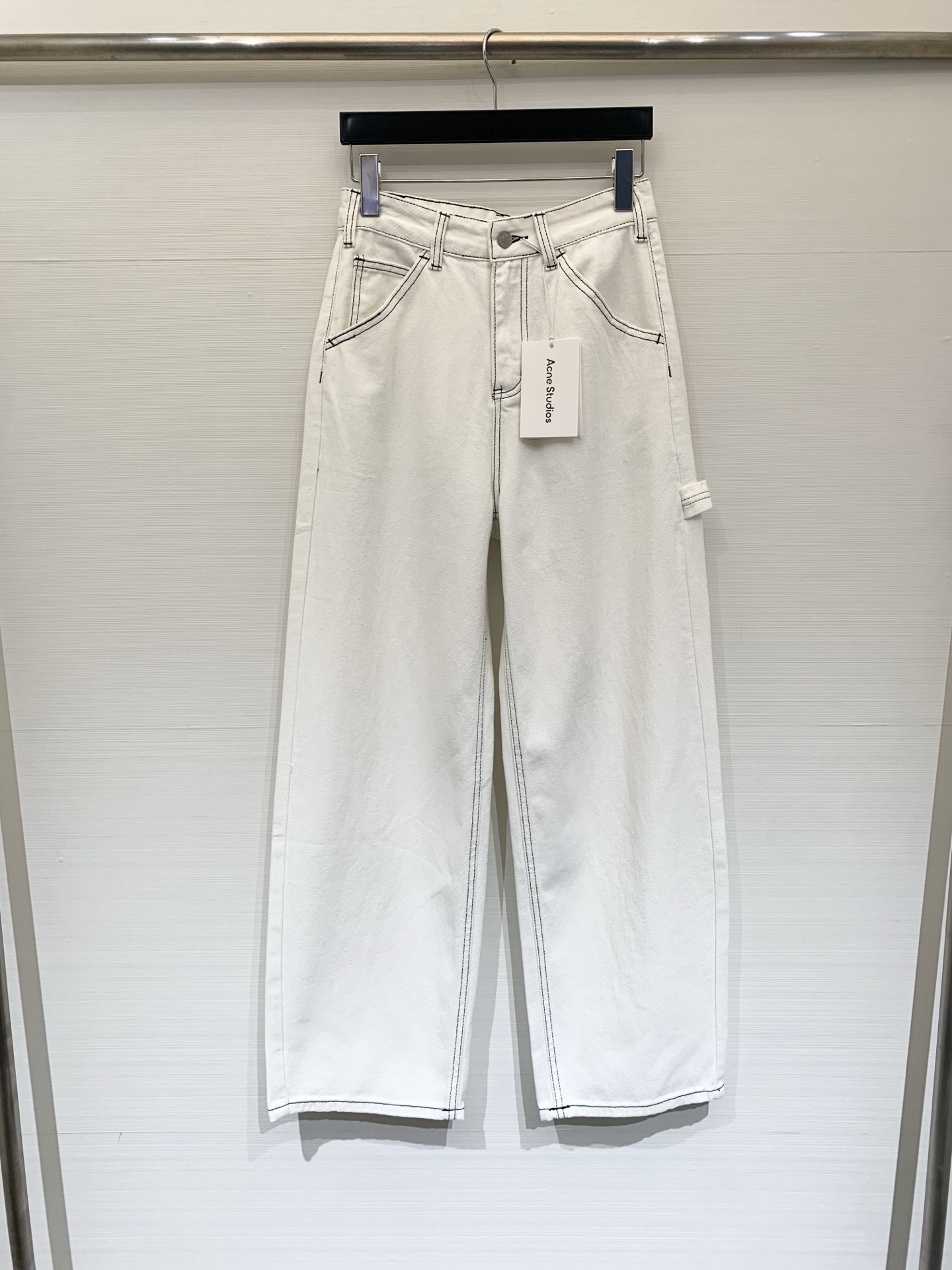 NO:792974,Acnestudios 26 spring and summer new style topstitch contrasting wide-leg jeans, high-waisted wide-leg straight fit, the whole trousers are made of black topstitch craftsmanship, which outlines a clear sense of structure and forms a strong contrast with the light-colored trousers. There are adjustable metal buckle tabs on the back waist, and a bow pattern embroidered with black topstitch on the right back pocket, adding sweetness and sophistication. Simple commuting incorporates sweetness and workwear elements, suitable for daily leisure, light workplace and other scenes, gentle and yet individual.  Code number SML,,acne studios,dior,jeans,19860909Acnestudios 26春夏新款 明线撞色阔腿牛仔裤,高腰阔腿直筒版型,全裤采用黑色明线工艺,勾勒出清晰的结构感,与浅色裤身形成强烈对比,后腰处设有可调节金属扣袢,右后袋以黑色明线绣出蝴蝶结图案,增添甜美与精致感,简约通勤中融入甜美与工装元素,适配日常休闲、轻职场等多种场景,温柔又不失个性 码数SML,,acne studios,dior,jeans,,Women's clothing