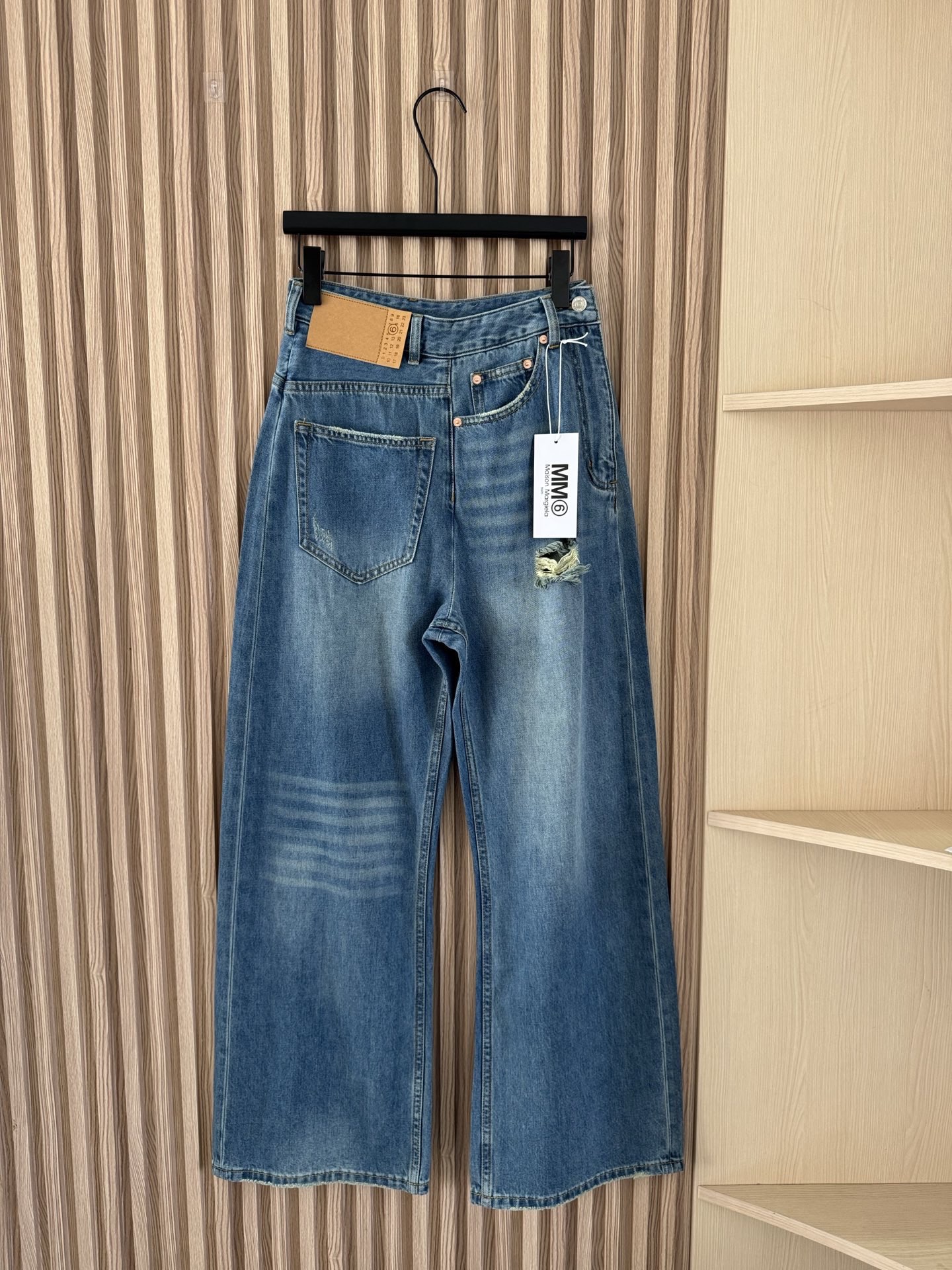 NO:792965,MM6 popular show style, American niche Margiela style side wear ripped jeans, loose wide-leg version, not picky, size SML, masion margiela, jeans,19860909MM6 爆款秀款 美式小众马吉风格侧穿错位破洞牛仔裤 宽松阔腿版型不挑人 码数SML,,masion margiela,jeans,,Women's clothing