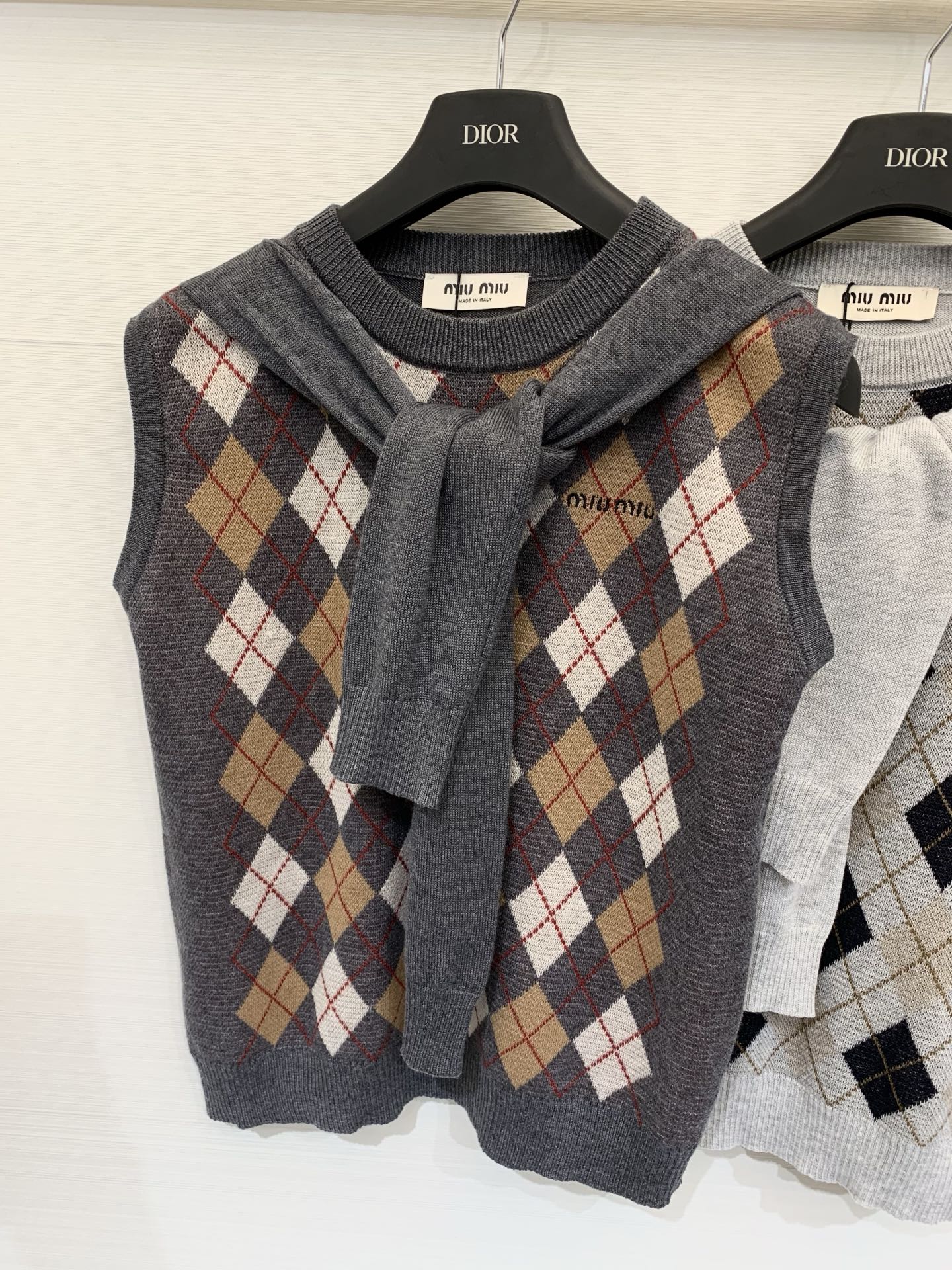 NO:793941,MIUMI* 26 new spring and summer style shawl rhombus vest style logo pattern decoration upper body high-end atmosphere three-color SML,,miumiu,shawls,19860909MIUMI* 26春夏新款 披肩菱格背心款 logo图案修饰点缀 上身高级氛围感 三色SML,,miumiu,shawls,,Women's clothing