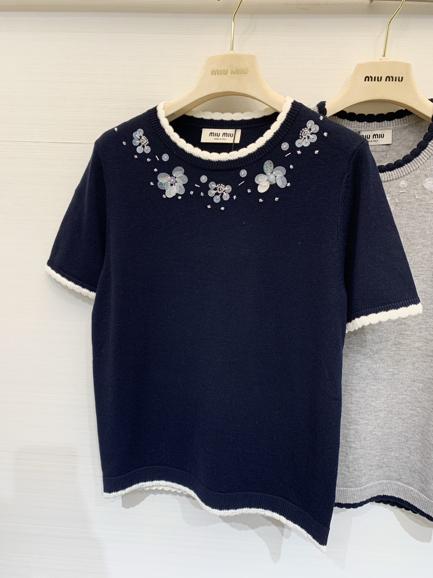 NO:793935,MIUMI* 26 spring and summer new style, handmade beaded short-sleeved style, logo pattern decoration, upper body with high-end atmosphere, two-color SML,,miumiu,T-shirt,19860909MIUMI* 26春夏新款 手工珠片短袖款 logo图案修饰点缀 上身高级氛围感 两色SML,,miumiu,T-shirt,,Women's clothing