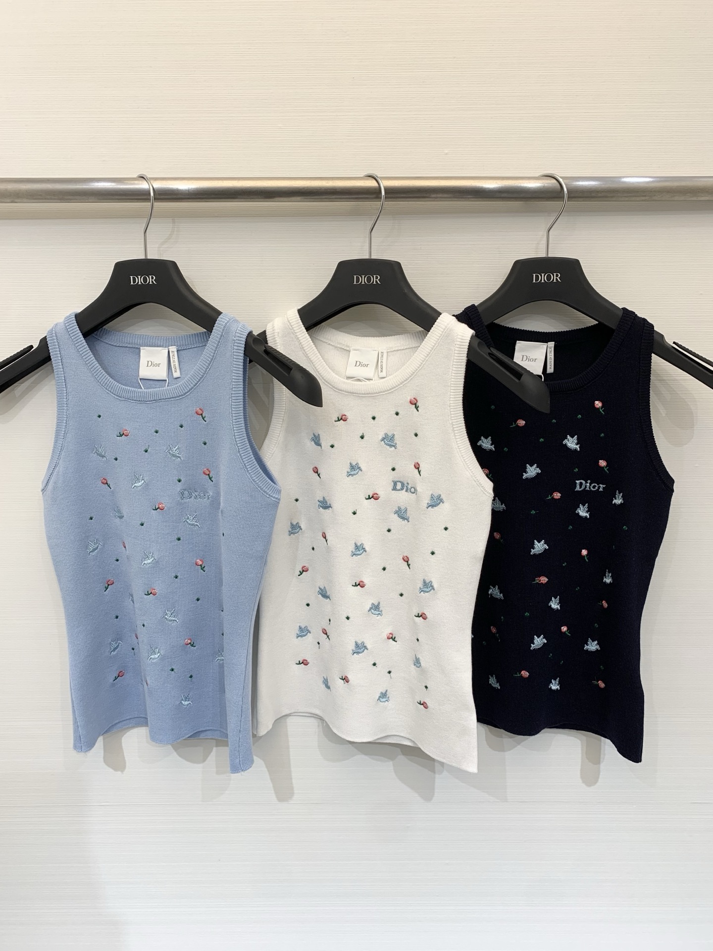 NO:793932,Dior 26 new spring and summer style heavy embroidered vest style Logo pattern decoration upper body high-end atmosphere three-color SML,, dior,19860909Dior 26春夏新款 重工刺绣背心款 Logo图案修饰点缀 上身高级氛围感 三色SML,,dior,,Women's clothing