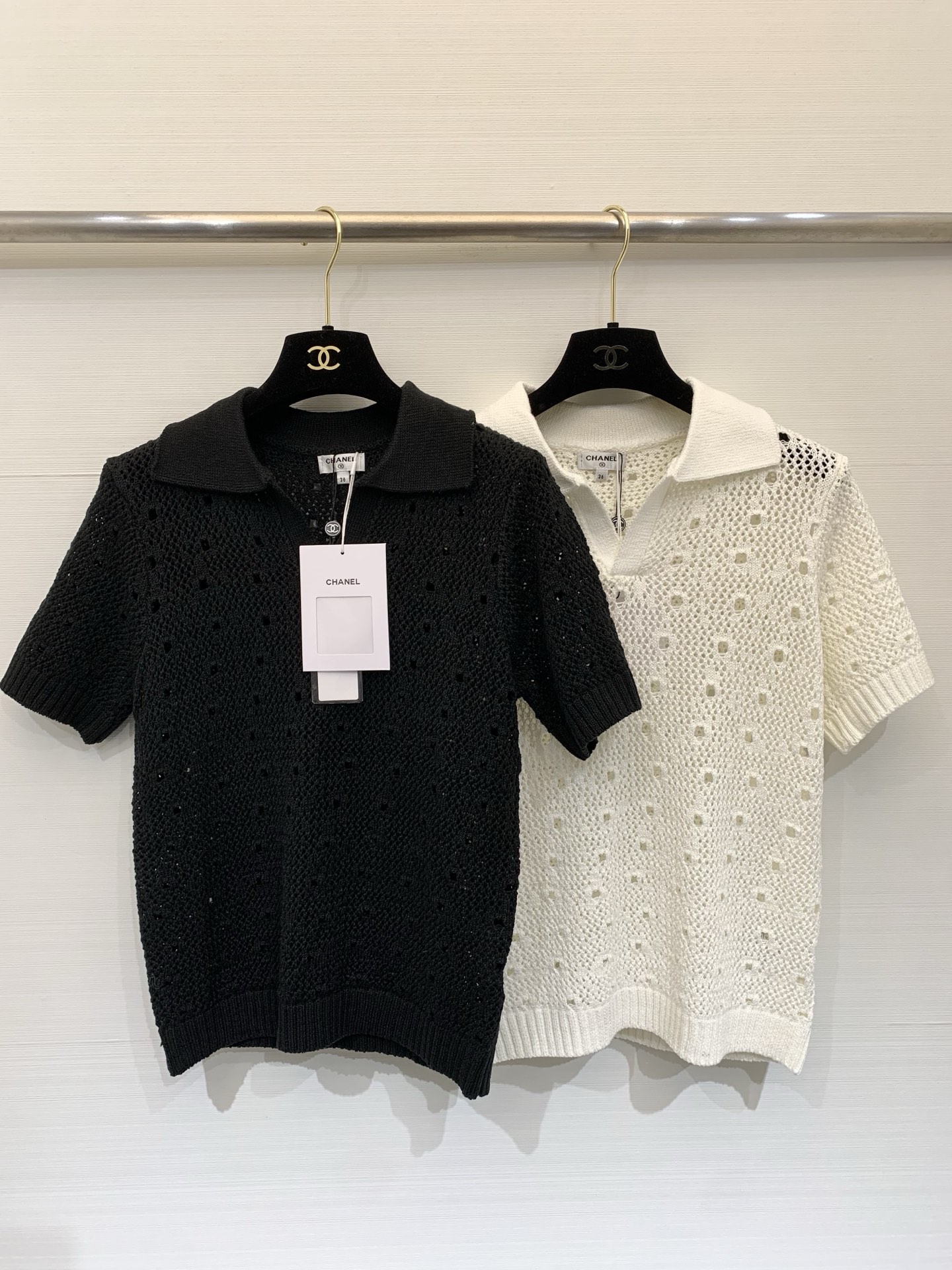 NO:793926,CHANEL 26 spring and summer new model Hollow Polo collar short-sleeved style Logo pattern decoration on the upper body with a high-end atmosphere Two-color SML, chanel, T-shirt,19860909CHANEL 26春夏新款 镂空Polo领短袖款 Logo图案修饰点缀 上身高级氛围感 两色SML,,chanel,T-shirt,,Women's clothing