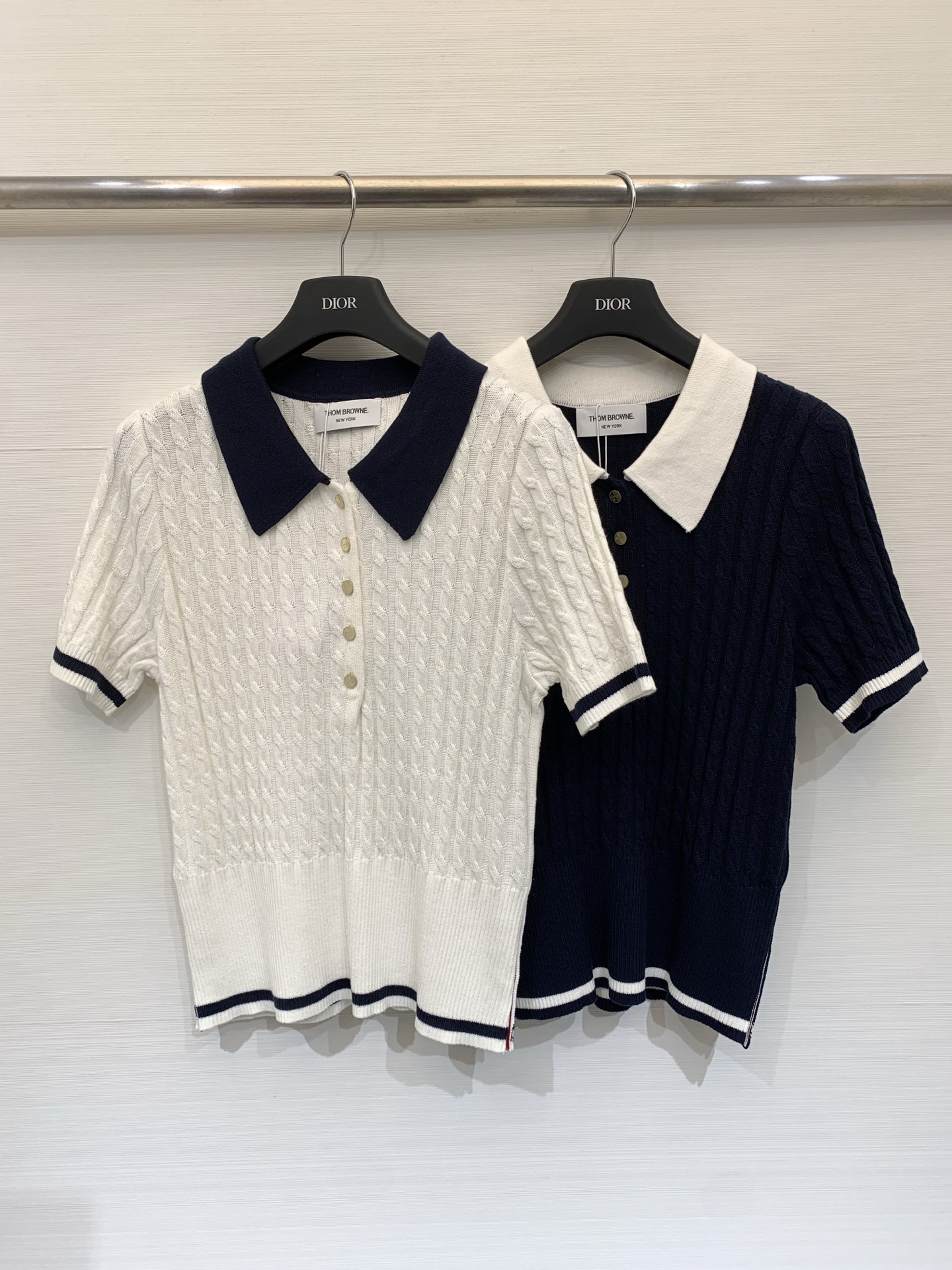 NO:793921,TB 26 spring, summer, autumn and winter new style, college style Polo collar short-sleeved style, logo pattern decoration, upper body with high-end atmosphere, two-color sml, T-shirt,19860909TB 26春夏秋冬 新款 学院风Polo领短袖款 logo图案修饰点缀 上身高级氛围感 两色sml,,T-shirt,,Women's clothing