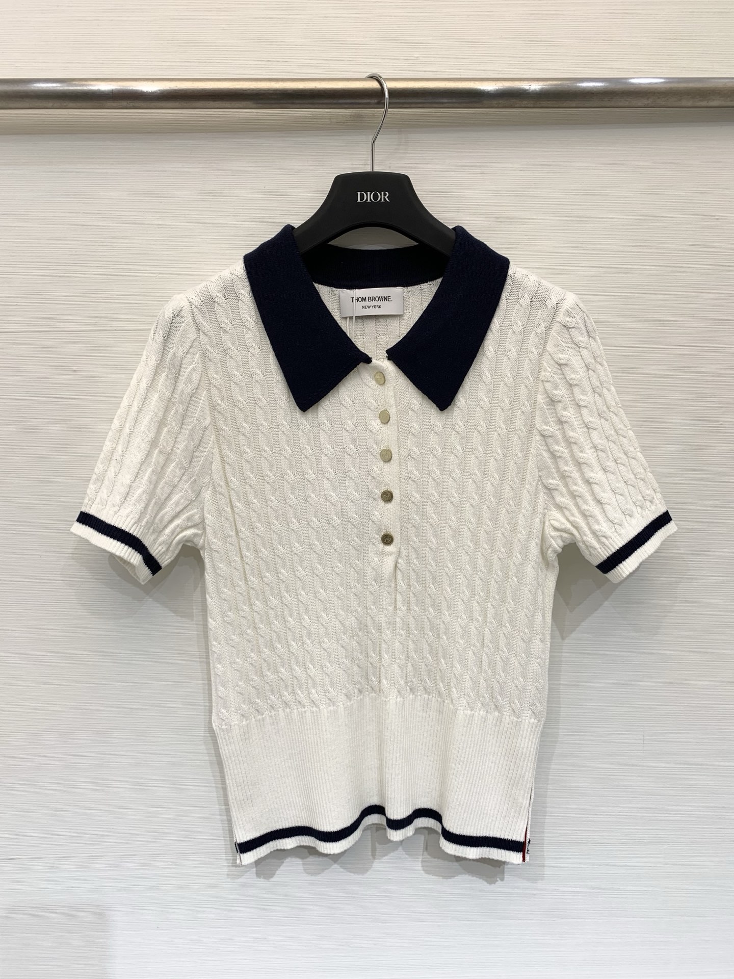 NO:793918,TB 26 spring, summer, autumn and winter new style, college style Polo collar short-sleeved style, logo pattern decoration, upper body with high-end atmosphere, two-color sml, T-shirt,19860909TB 26春夏秋冬 新款 学院风Polo领短袖款 logo图案修饰点缀 上身高级氛围感 两色sml,,T-shirt,,Women's clothing