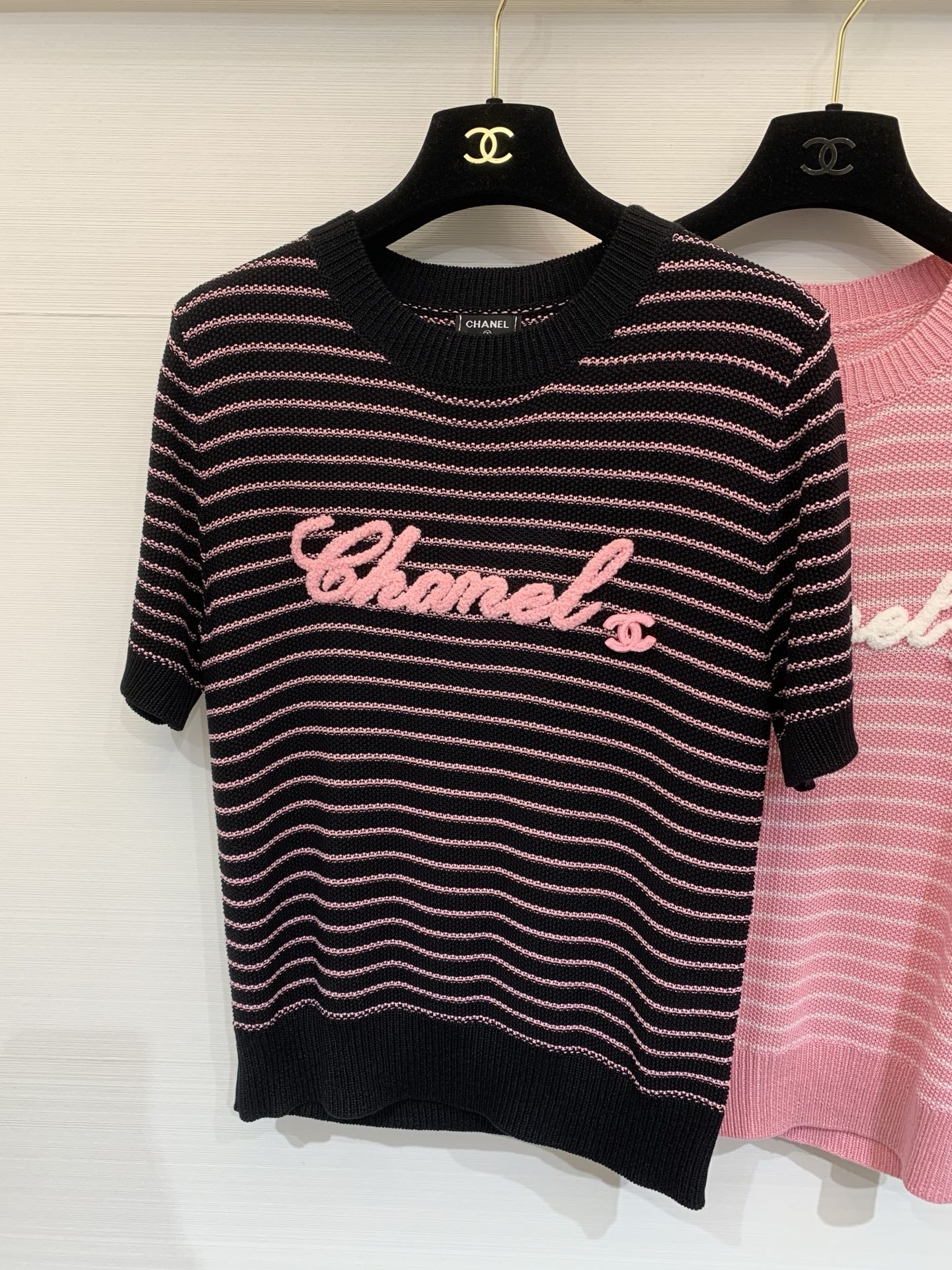 NO:793917,CHANEL 26 spring and summer new series, contrasting striped letters, round neck knitted short sleeves, two-color SML P,,chanel,T-shirt,19860909CHANEL 26春夏新款 系列款 撞色条纹字母圆领针织短袖 两色SML P,,chanel,T-shirt,,Women's clothing