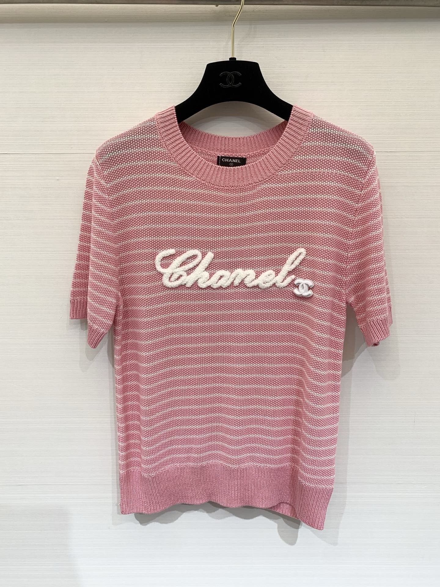 NO:793915,CHANEL 26 spring and summer new series, contrasting striped letters, round neck knitted short sleeves, two-color SML, chanel, T-shirt,19860909CHANEL 26春夏新款 系列款 撞色条纹字母圆领针织短袖 两色SML,,chanel,T-shirt,,Women's clothing