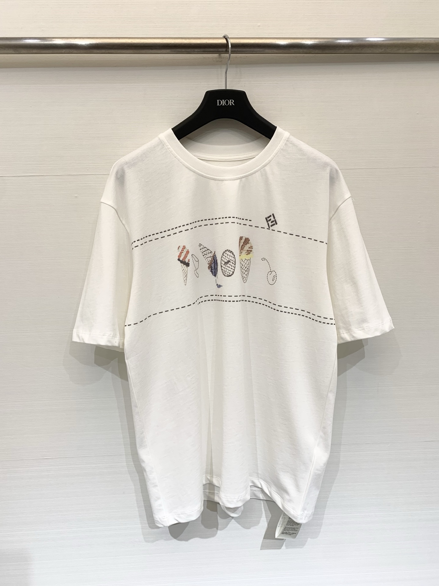 NO:793911,Fendi 26 new spring and summer color ice cream printed short-sleeved T-shirt, super playful, full of details, high-quality cotton is soft and breathable, super comfortable to wear in summer, loose fit and tolerant, casually wear jeans, ice cream embroidery is the highlight, age-reducing and eye-catching, can be easily used for daily outings and dates, it is a must-have and versatile item for summer wardrobe Size SML, fendi, jeans, T-shirt, tees, t-shirt,19860909Fendi 26春夏新款 彩色冰淇淋印花短袖T恤,超俏皮,细节满满,高品质棉料柔软透气,夏天穿超舒服,宽松版型包容性强,随便搭牛仔裤,冰淇淋刺绣是亮点,减龄又吸睛,日常出街,约会都能轻松驾驭,是夏日衣橱必备百搭单品 码数SML,,fendi,jeans,T-shirt,tees，t-shirt,,Women's clothing