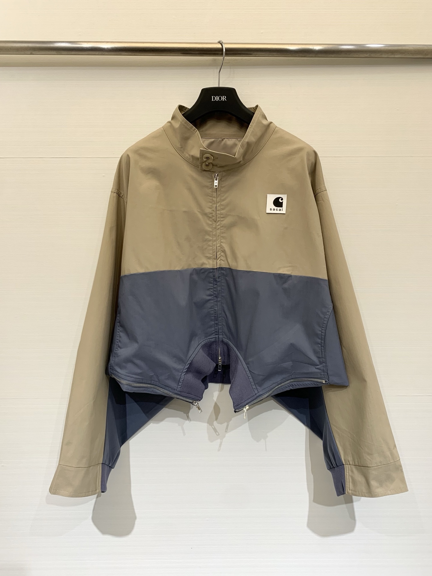 NO:794346,Sacai 26 spring and summer new style loose splicing contrasting color jacket, classic loose shoulder style, showing a casual and lazy silhouette, contrasting color splicing, visually refreshing and clean, with a high-end retro texture, the zipper on the hem can be freely adjusted to easily adapt to different dressing needs.  Two-color SML,,jackets & coats,19860909Sacai 26春夏新款 宽松拼接撞色外套,经典宽松落肩版型,呈现随性慵懒的廓形感,色彩撞色拼接,视觉上清爽干净,自带高级的复古质感,下摆的拉链还能自由调节开合度,轻松适配不同的穿搭需求,既能固定版型防止灌风,又能增加造型的层次感与灵动感,整体版型挺括不软塌,耐穿又有型 两色SML,,jackets & coats,,Women's clothing