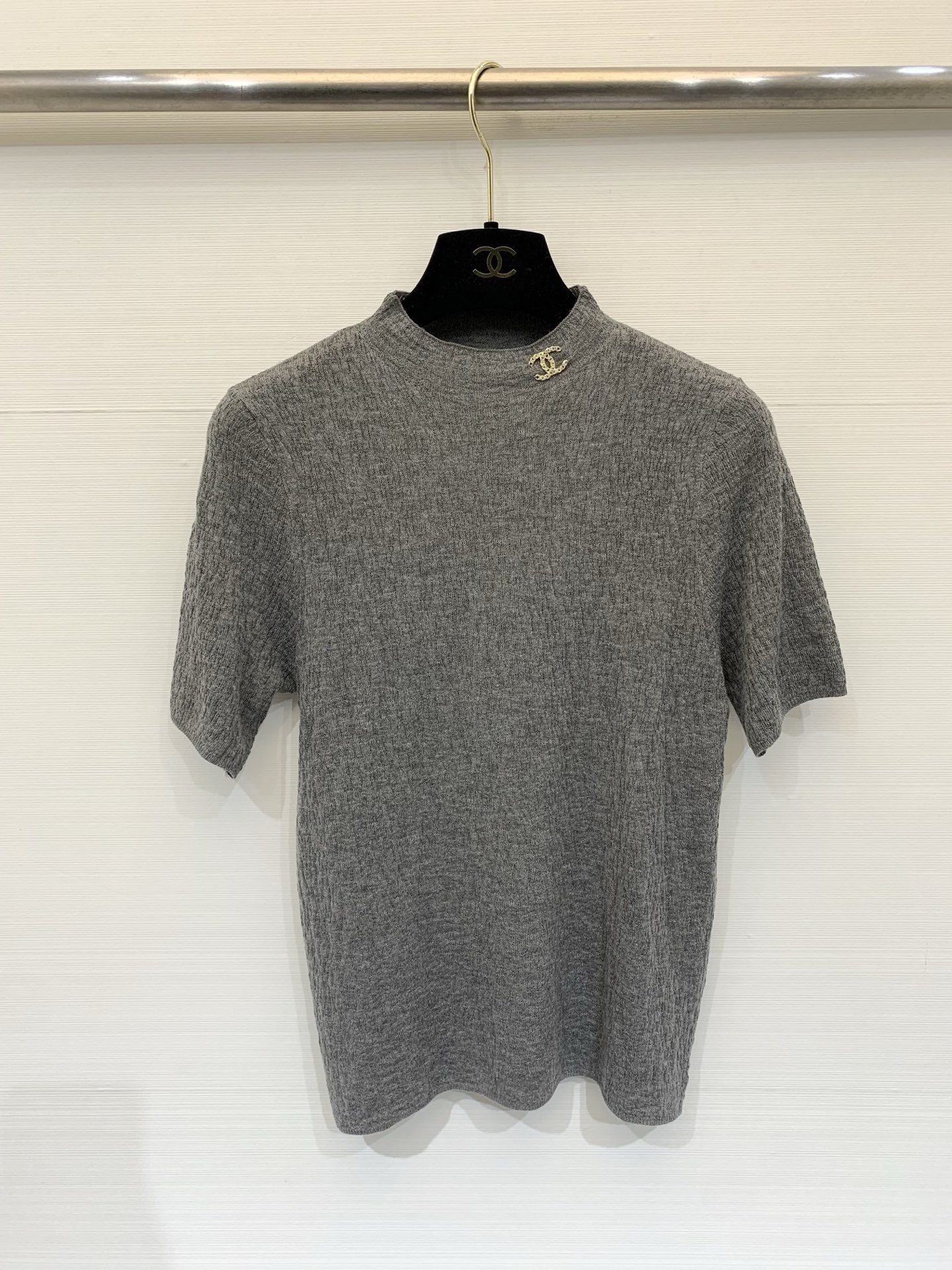 NO:794348,CHANEL 26 spring and summer new model, high collar, short sleeves, logo pattern decoration, series models shipped, upper body with high-end atmosphere, three-color SML, chanel, T-shirt,19860909CHANEL 26春夏新款 高领短袖款 logo图案修饰点缀 系列款出货 上身高级氛围感 三色SML,,chanel,T-shirt,,Women's clothing