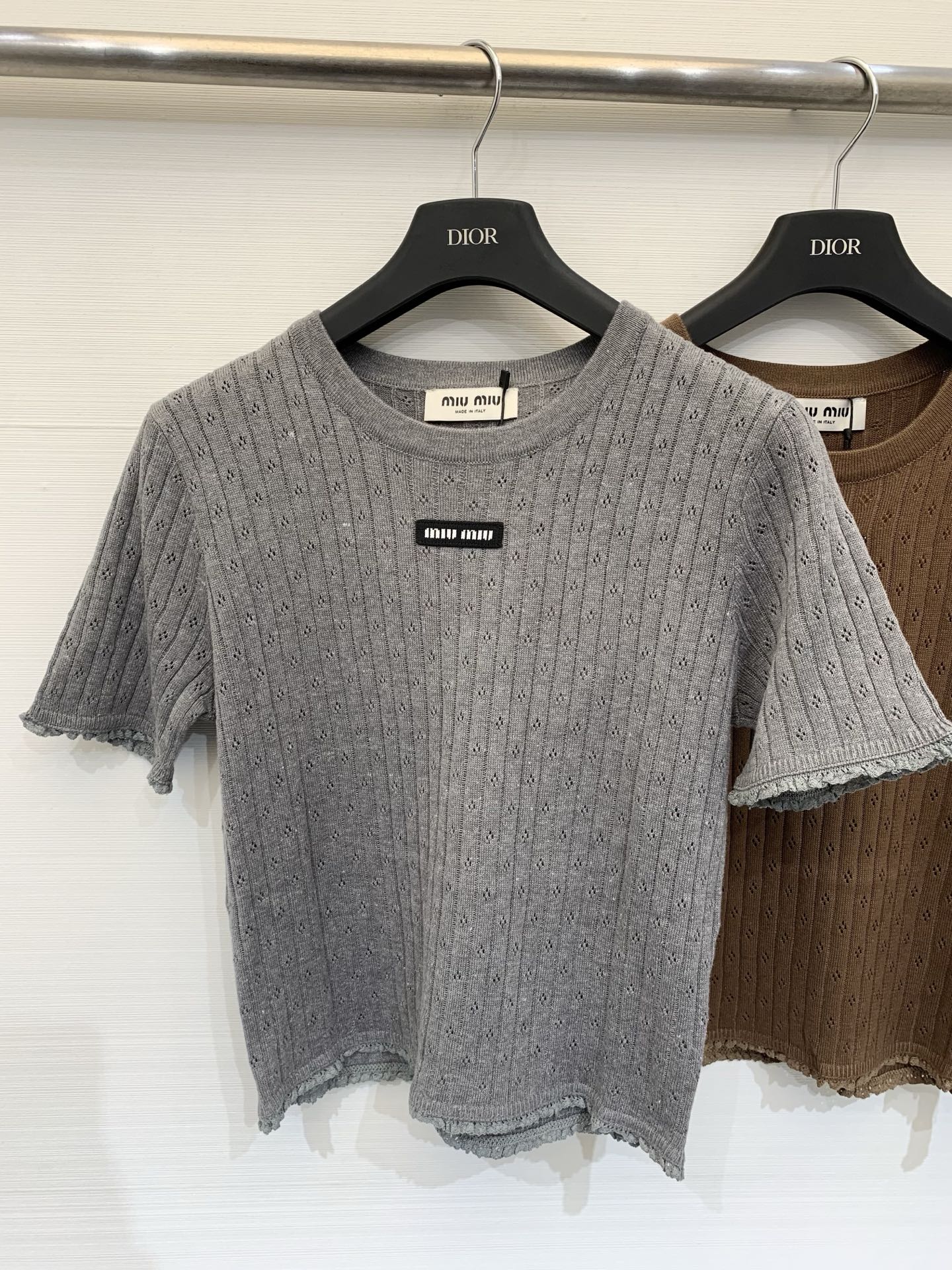 NO:794351,MIUMI* 26 new spring and summer style, lace hollow round neck, short-sleeved style, logo pattern decoration, upper body with high-end atmosphere, three-color SML,,miumiu,T-shirt,19860909MIUMI* 26春夏新款 花边镂空圆领短袖款 logo图案修饰点缀 上身高级氛围感 三色SML,,miumiu,T-shirt,,Women's clothing