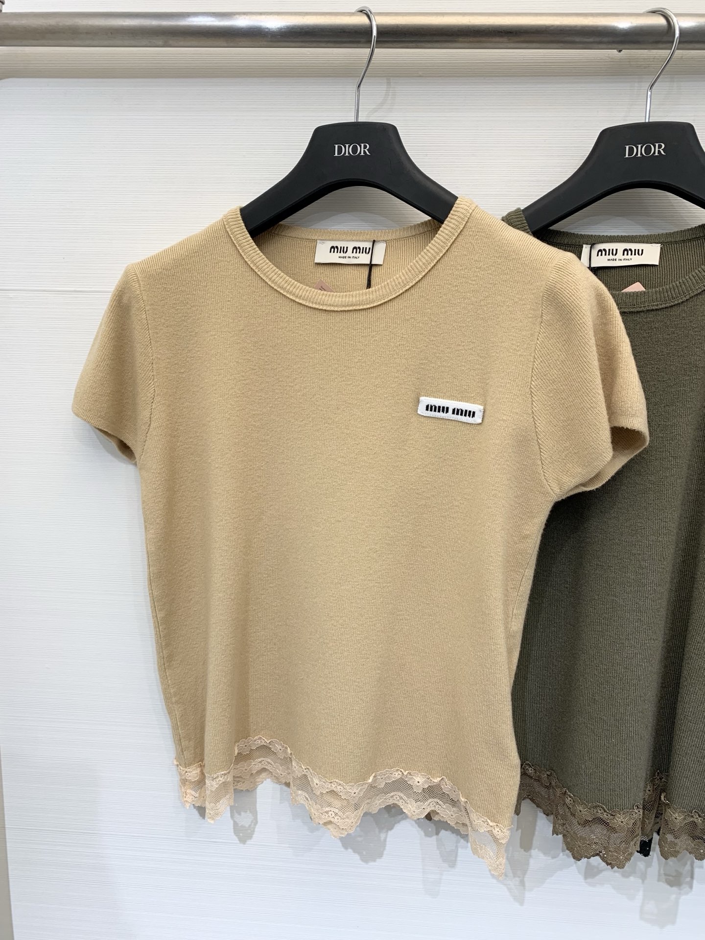 NO:794356,MIUMI* 26 spring and summer new style, short-sleeved style with lace trim, logo pattern decoration, upper body with high-end atmosphere, three-color SML,,miumiu,T-shirt,19860909MIUMI* 26春夏新款 蕾丝边简约风短袖款 logo图案修饰点缀 上身高级氛围感 三色SML,,miumiu,T-shirt,,Women's clothing