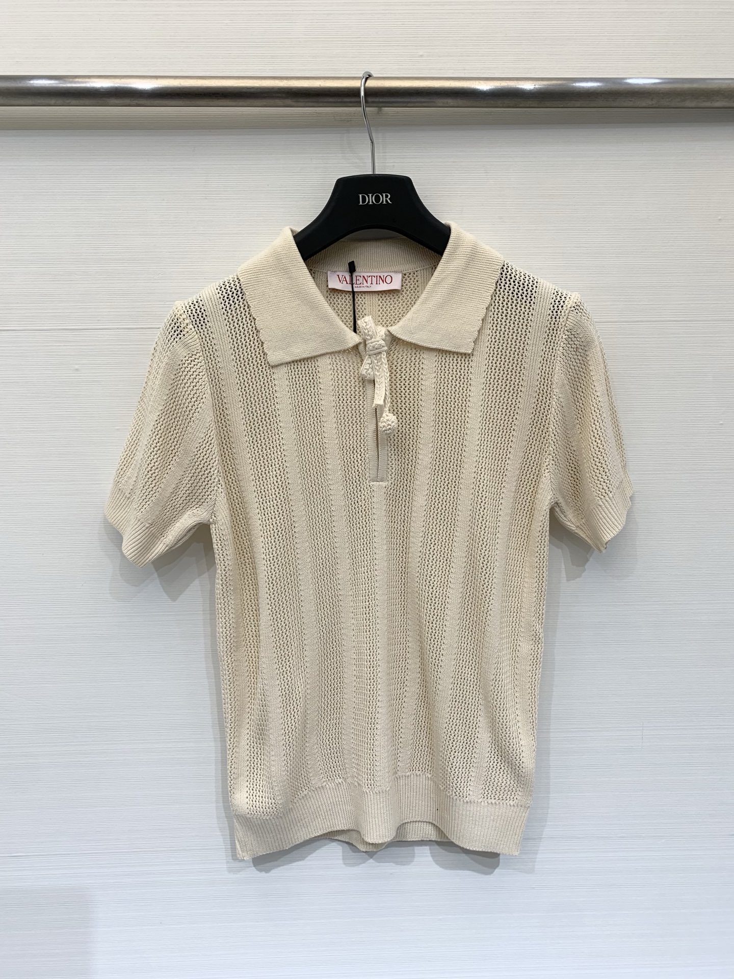 NO:794359,Valentino 26 spring and summer new style Cherry Polo collar simple casual style short-sleeved style logo pattern decoration upper body high-end atmosphere code number SML, valentino, T-shirt,19860909Valentino 26春夏新款 樱桃Polo领简约休闲风短袖款 logo图案修饰点缀 上身高级氛围 码数SML,,valentino,T-shirt,,Women's clothing