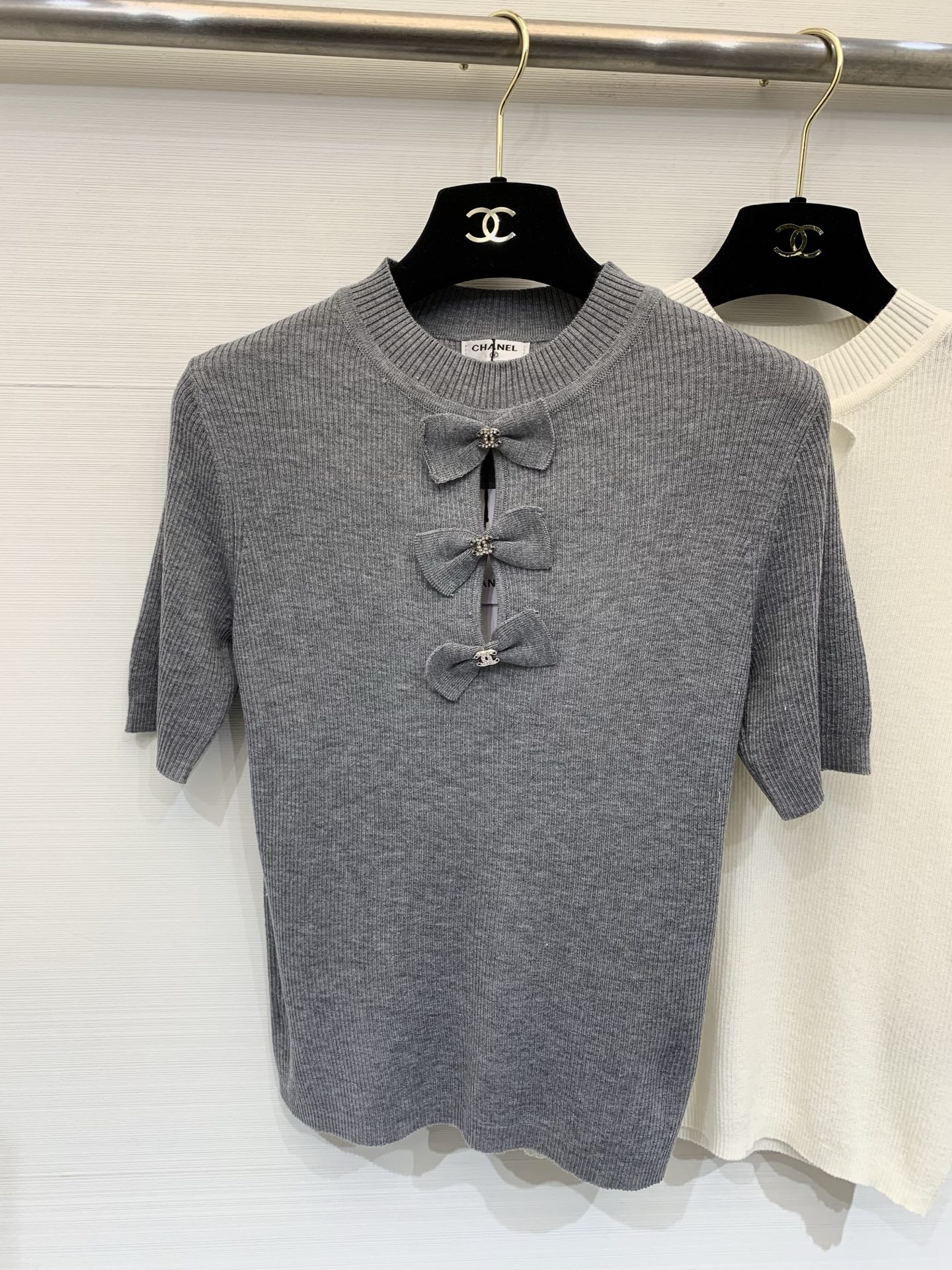 NO:794369,CHANEL 26 spring and summer new model, bow round neck, short-sleeved style, logo pattern decoration, upper body with high-end atmosphere, three-color SML, chanel, T-shirt,19860909CHANEL 26春夏新款 蝴蝶结圆领短袖款 logo图案修饰点缀 上身高级氛围感 三色SML,,chanel,T-shirt,,Women's clothing