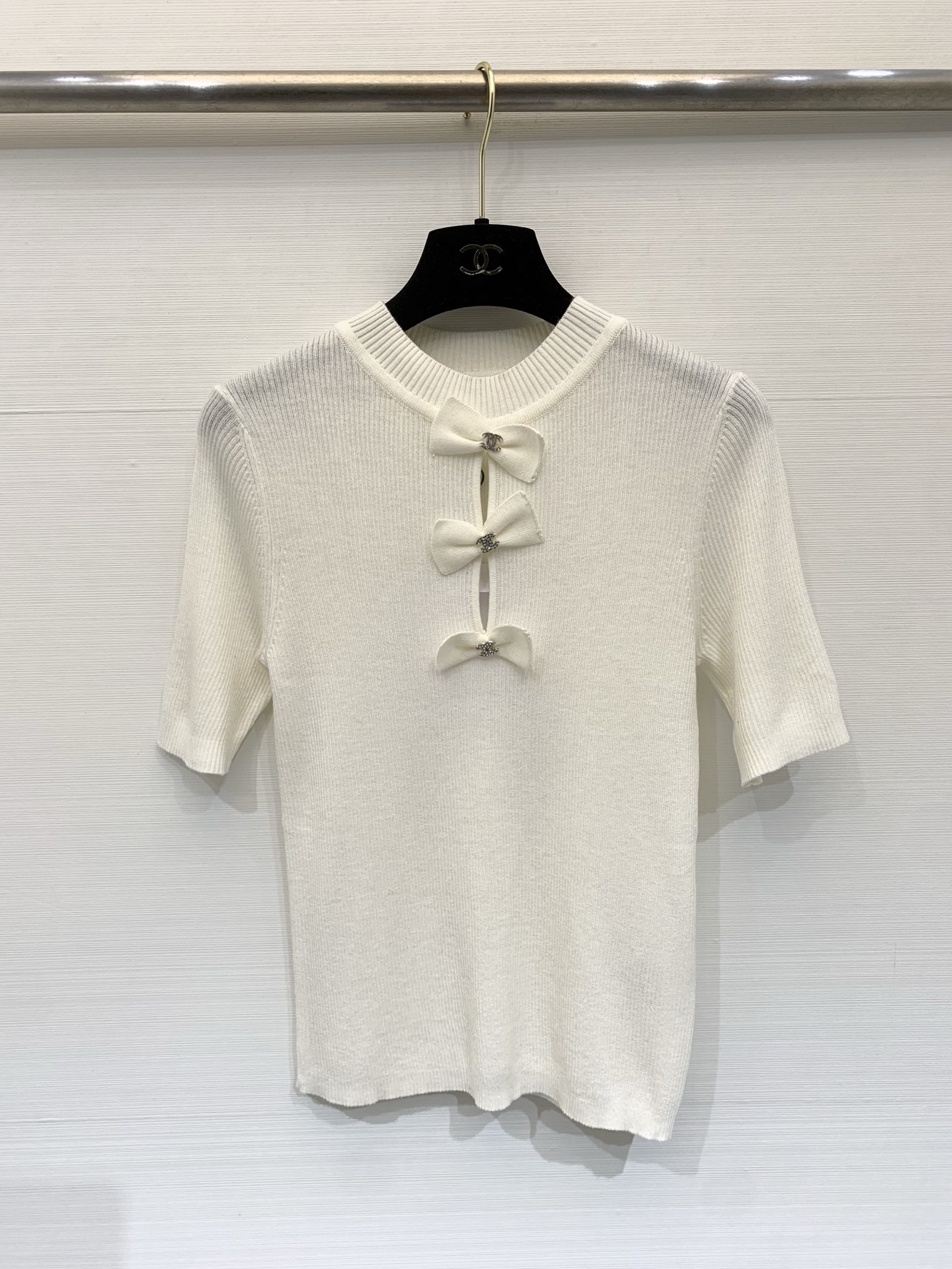 NO:794371,CHANEL 26 spring and summer new model, bow round neck, short-sleeved style, logo pattern decoration, upper body with high-end atmosphere, three-color SML P,,chanel,T-shirt,19860909CHANEL 26春夏新款 蝴蝶结圆领短袖款 logo图案修饰点缀 上身高级氛围感 三色SML P,,chanel,T-shirt,,Women's clothing