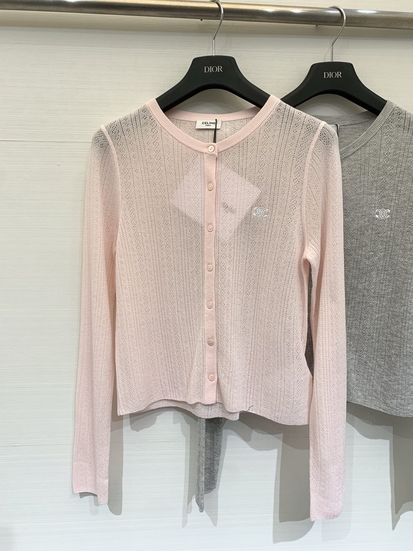 NO:794373,Celine 26 spring and summer new model, hollow simple casual style long-sleeved style, logo pattern decoration and upper body high-end atmosphere, three-color SML,,celine,19860909Celine 26春夏新款 镂空简约休闲风长袖款 logo图案修饰点缀 上身高级氛围感 三色SML,,celine,,Women's clothing