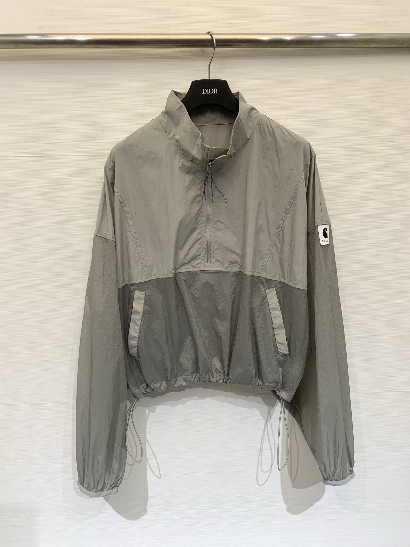 NO:794366,Sacai 26 new spring and summer style gray and green color-blocked high-waisted short half-zip ultra-thin sun protection jacket, short and long version, with an adjustable drawstring at the hem, can easily create a high waistline, customized lightweight nylon fabric, breathable, sun-proof and water-repellent, suitable for daily leisure or light outdoor scenes Size SML,,jackets & coats,19860909Sacai 26春夏新款 灰绿拼色高腰短款半拉链超薄防晒外套,短款截长版型,下摆带可调节抽绳,能轻松打造高腰线,定制轻薄的尼龙面料,具备透气与防晒防泼水特性,适合日常休闲或轻户外场景 码数SML,,jackets & coats,,Women's clothing
