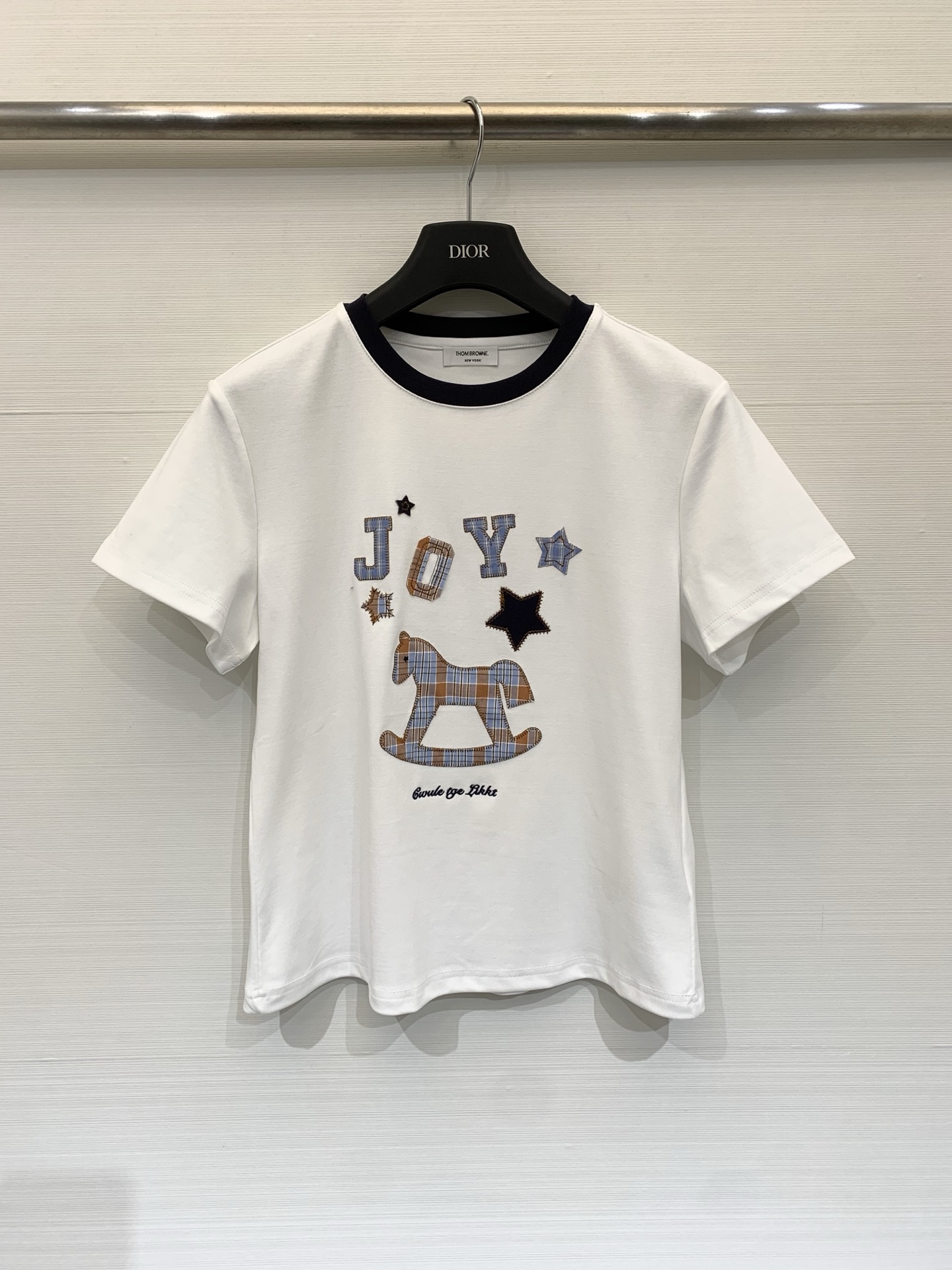NO:794896,TB 26 Spring and Summer New Style American retro-style short contrast T-shirt, short fit, high-count combed cotton, soft and smooth to the touch, the capital letters 'JOY' are made of plaid patchwork, the blue and brown plaid has a retro feel, and the edges are raw/topstitched. It has a handmade texture and can be easily worn with a college and girly feel. It is suitable for daily use with jeans and casual pants. Size SML P, jeans, tees, t-shirt,19860909TB 26春夏新款 美式复古风的短款撞色T恤,短款合身版型,高支精梳棉,手感柔软顺滑,大写字母“JOY”采用格纹拼接贴布,蓝棕相间的格纹自带复古感,边缘做了毛边/明线处理,很有手工质感,轻松穿出学院感和少女感,日常搭配牛仔裤、休闲裤都很合适 码数SML P,,jeans,tees，t-shirt,,Women's clothing