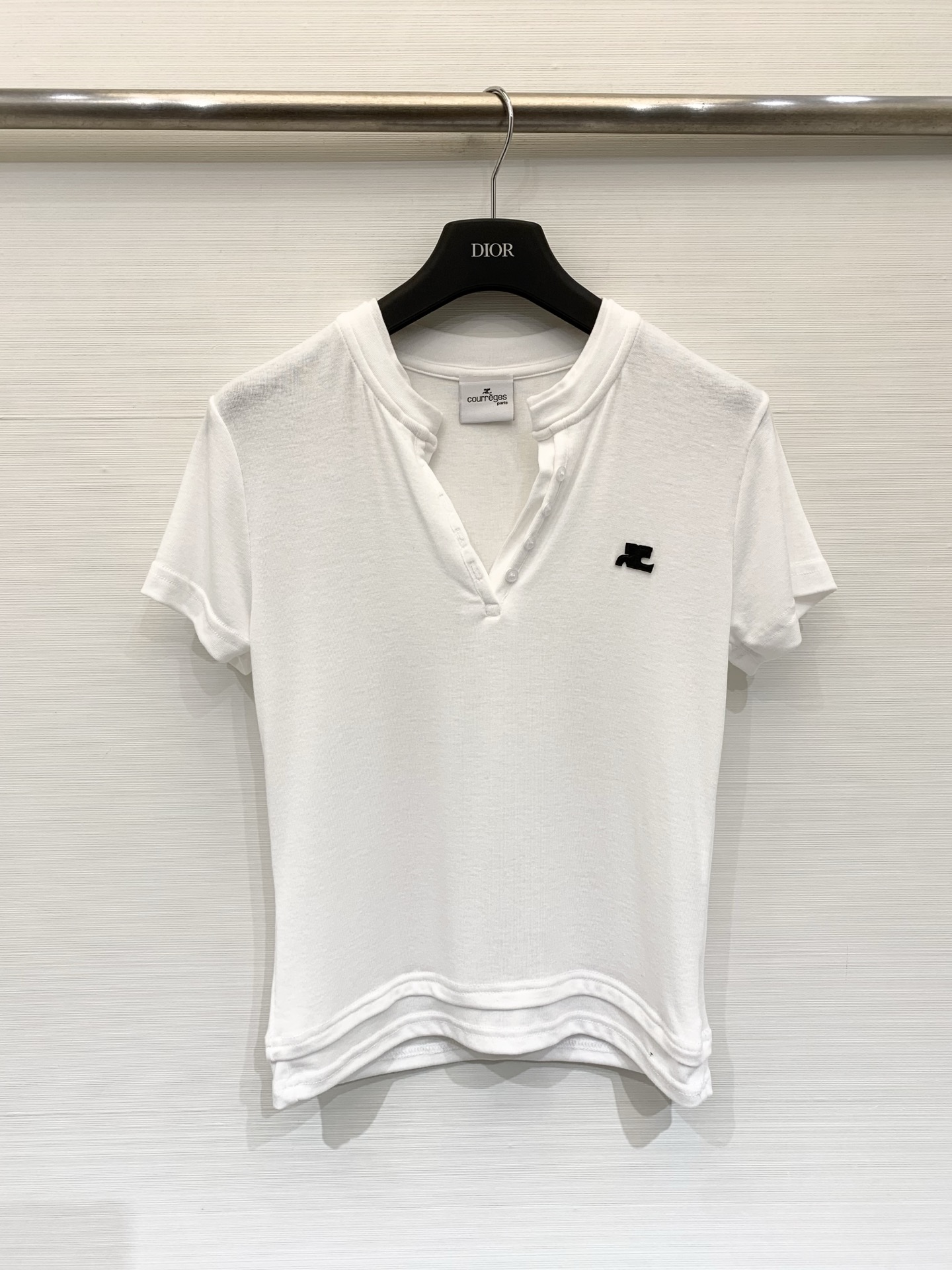 NO:794362,Courreges 26 spring and summer new style three-color cardigan short-sleeved T-shirt, basic and versatile, soft and skin-friendly fabric, suitable for daily commuting and casual outings. The small logo on the chest is full of details, which makes it easy to wear casual and high-end. It is a must-have item that can be matched with any wardrobe. Three-color ML P,, T-shirt, tees, t-shirt,19860909Courreges 26春夏新款 三色开襟短袖T恤,基础百搭不挑人,软糯亲肤的面料,日常通勤、休闲出街都适配,胸口小标点缀细节感拉满,轻松穿出随性高级感,是衣橱里怎么搭都不会错的刚需款 三色ML P,,T-shirt,tees，t-shirt,,Women's clothing