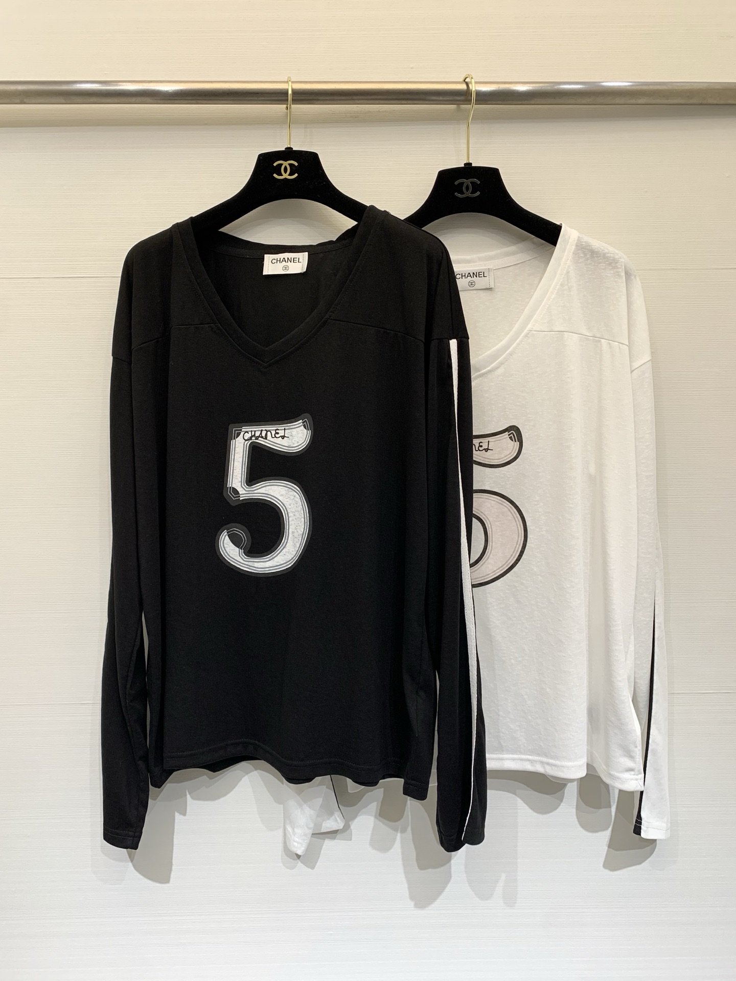 NO:794890,CHANEL 26 Second-hand Series Printed long-sleeved T-shirt, the pink '5' number print on the chest is very recognizable, the V-neck design modifies the neck line, and the loose fit is comfortable and fashionable. Light and breathable fabric, very suitable for spring and summer, easy to control for daily commuting or leisure. Paired with jeans or wide-leg pants, it is casual and individual, and you can easily get a relaxed style!  Two-color SML,,chanel,jeans,tees,t-shirt,19860909CHANEL 26中古系列 印花长袖T恤,胸前粉色“5”数字印花超有辨识度,V领设计修饰颈部线条,宽松版型穿着舒适又时髦.轻薄透气面料,春夏穿超合适,日常通勤或休闲都能轻松驾驭.搭配牛仔裤或阔腿裤,随性又有个性,轻松get松弛感穿搭风格！两色SML,,chanel,jeans,tees，t-shirt,,Women's clothing