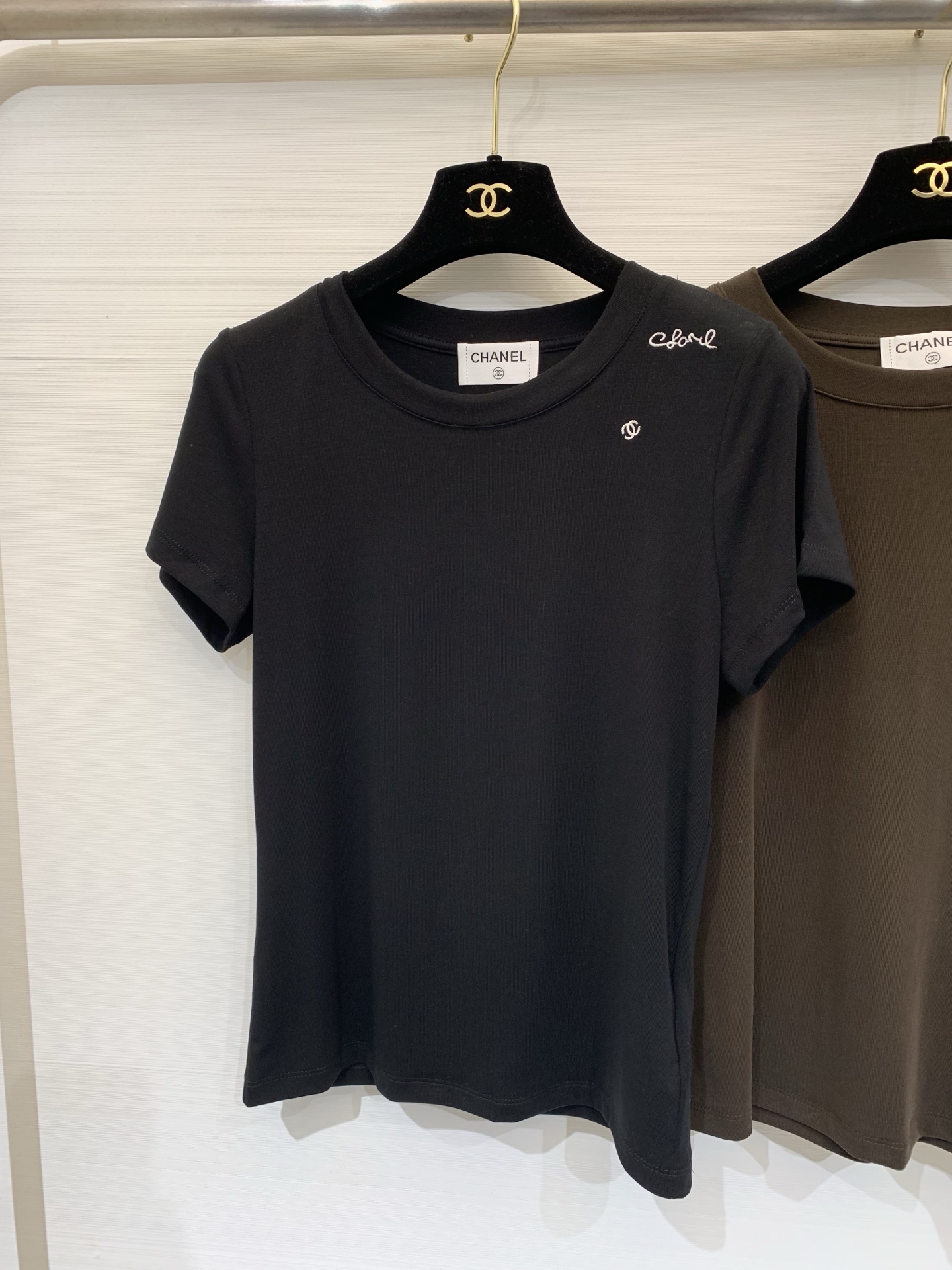 NO:794884,CHANEL 26 spring and summer new style, ultra-thin breathable short-sleeved T-shirt, slim elastic style, embroidered logo on the shoulders, full of sophistication, three-color SML,,chanel,T-shirt,tees,t-shirt,19860909CHANEL 26春夏新款 超薄透气短袖T恤,收身弹力款,肩部刺绣Logo点缀,精致感十足,三色SML,,chanel,T-shirt,tees，t-shirt,,Women's clothing