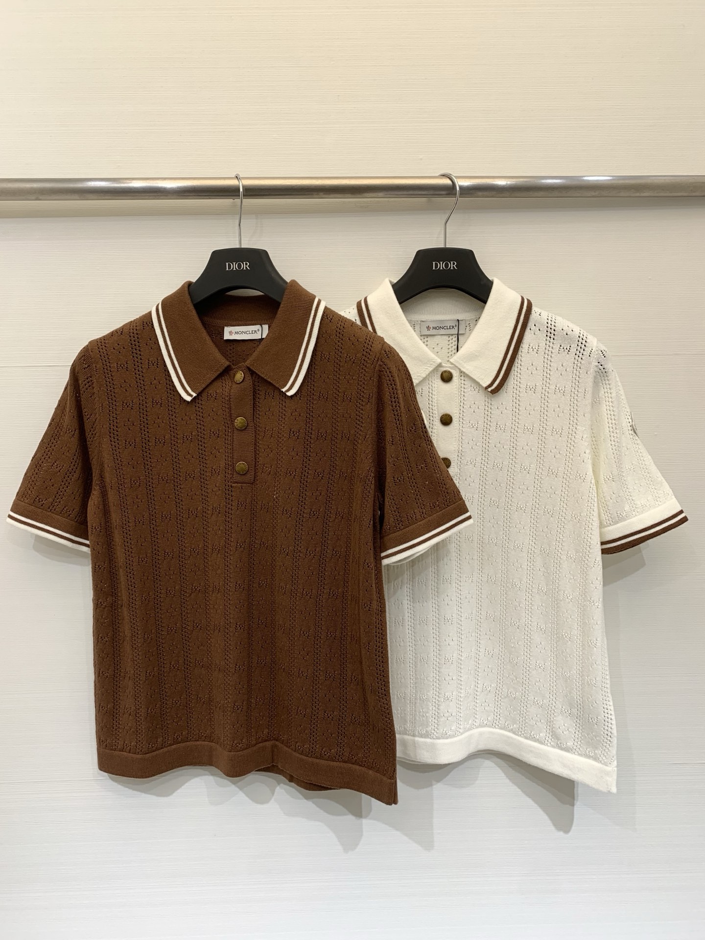 NO:795458,Moncler 26 spring and summer new model, contrasting color Polo collar short-sleeved style, logo pattern decoration, upper body full of high-end atmosphere, two-color SML P,, T-shirt,19860909Moncler 26春夏新款 撞色Polo领短袖款 logo图案修饰点缀 上身高级氛围感十足 两色SML P,,T-shirt,,Women's clothing