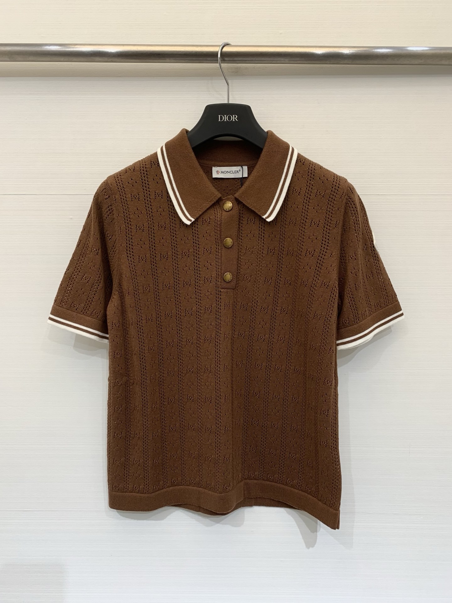 NO:795461,Moncler 26 spring and summer new model, contrasting color Polo collar short-sleeved style, logo pattern decoration, upper body full of high-end atmosphere, two-color SML, T-shirt,19860909Moncler 26春夏新款 撞色Polo领短袖款 logo图案修饰点缀 上身高级氛围感十足 两色SML,,T-shirt,,Women's clothing