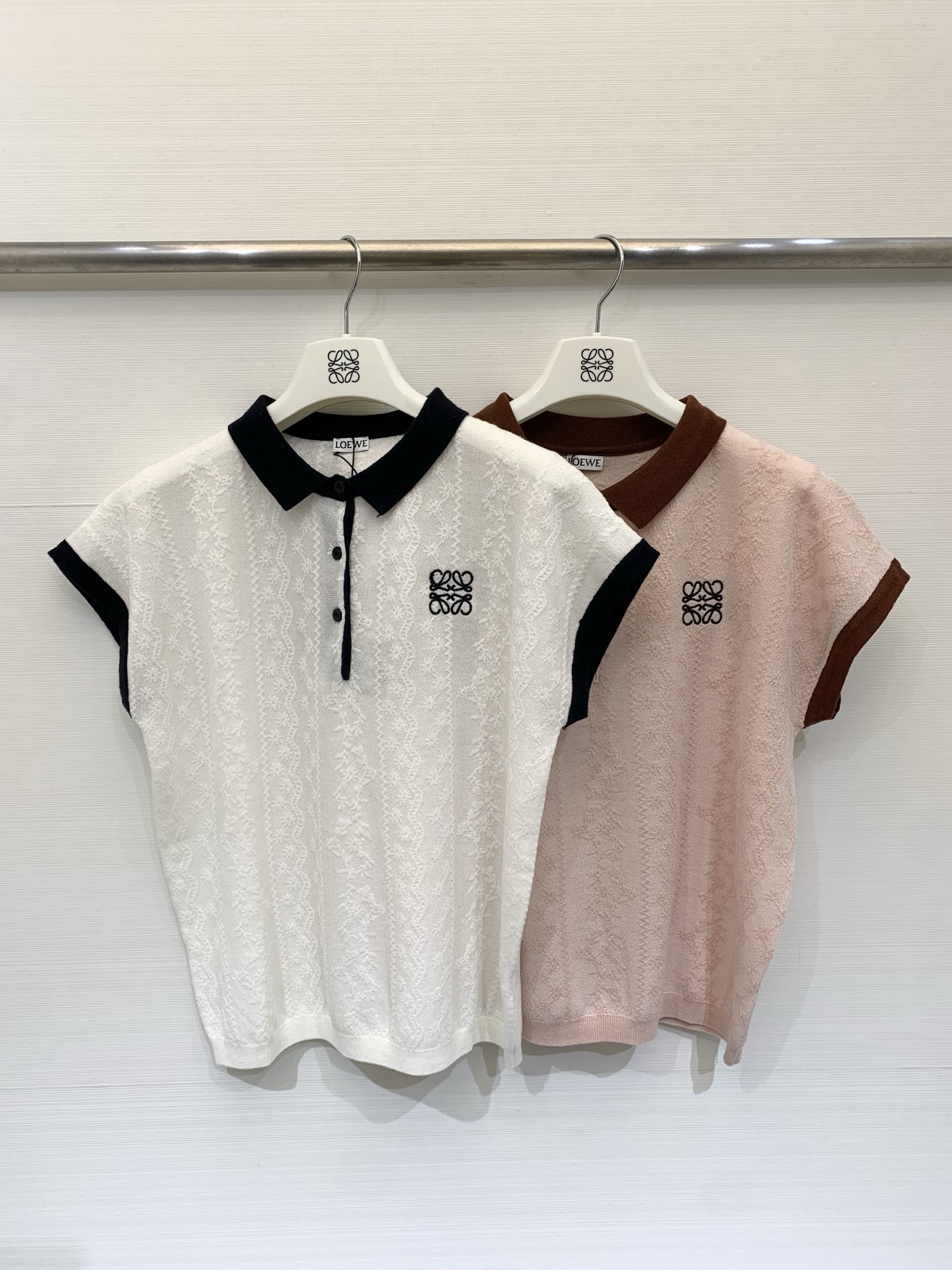 NO:795435,Loewe 26 spring and summer new model, contrasting color Polo collar short-sleeved style, logo pattern decoration, upper body full of high-end atmosphere, two-color SML,,loewe,T-shirt,19860909Loewe 26春夏新款 撞色Polo领短袖款 logo图案修饰点缀 上身高级氛围感十足 两色SML,,loewe,T-shirt,,Women's clothing