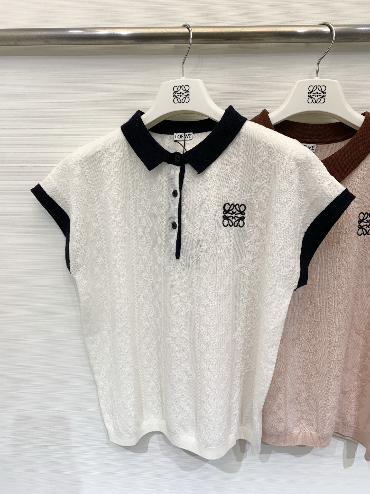 NO:795438,Loewe 26 spring and summer new model, contrasting color Polo collar short-sleeved style, logo pattern decoration, upper body full of high-end atmosphere, two-color SML P,,loewe,T-shirt,19860909Loewe 26春夏新款 撞色Polo领短袖款 logo图案修饰点缀 上身高级氛围感十足 两色SML P,,loewe,T-shirt,,Women's clothing
