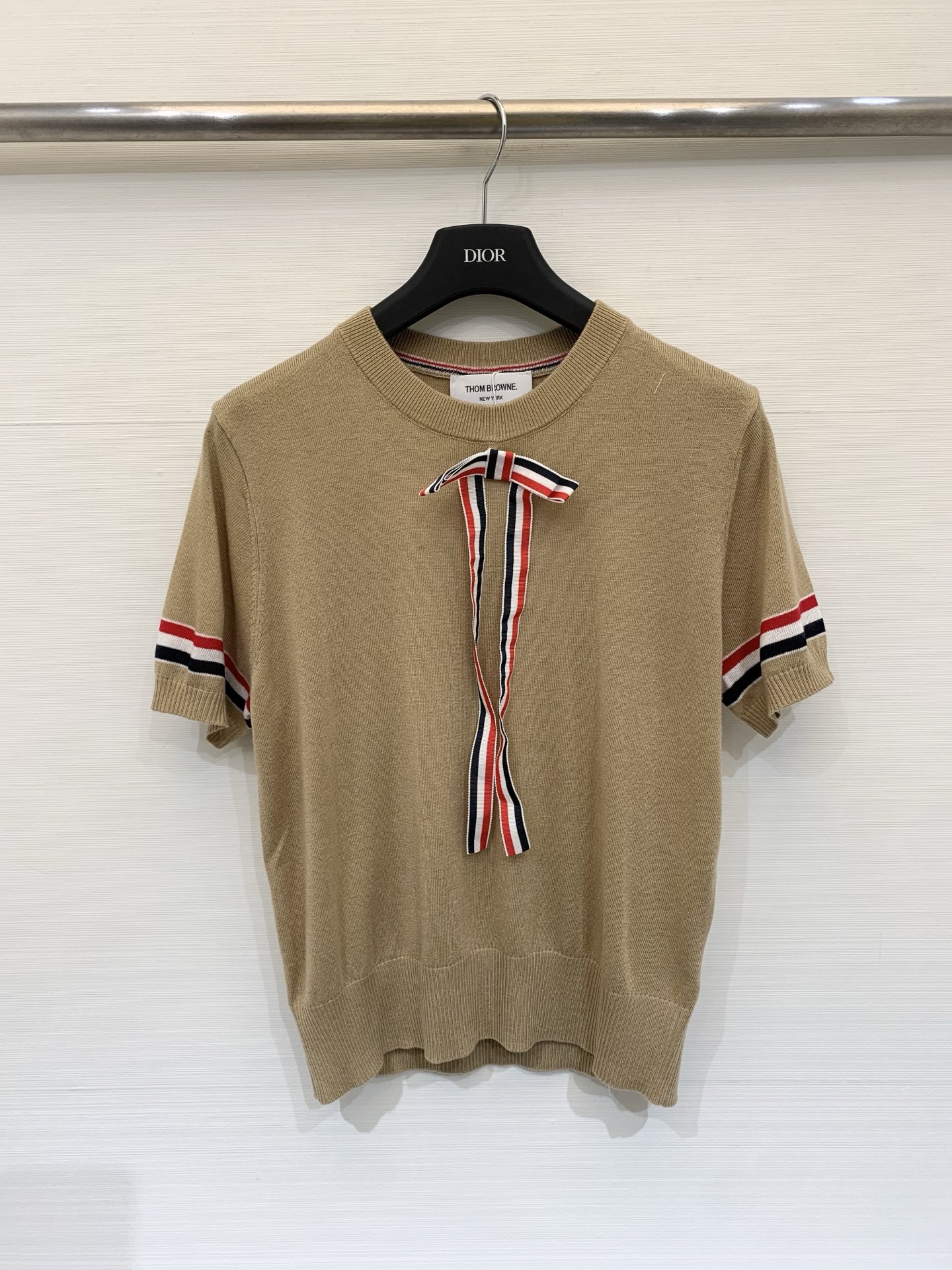 NO:795441,TB 26 spring and summer new model, bow brooch, round neck, short sleeves, logo pattern decoration, tied on the upper body, full of high-end atmosphere, three colors SML, T-shirt, brooch, breastpin,19860909TB 26春夏新款 蝴蝶结胸针圆领短袖款 logo图案修饰点缀 系上身高级氛围感十足 三色SML,,T-shirt,brooch，breastpin,,Women's clothing