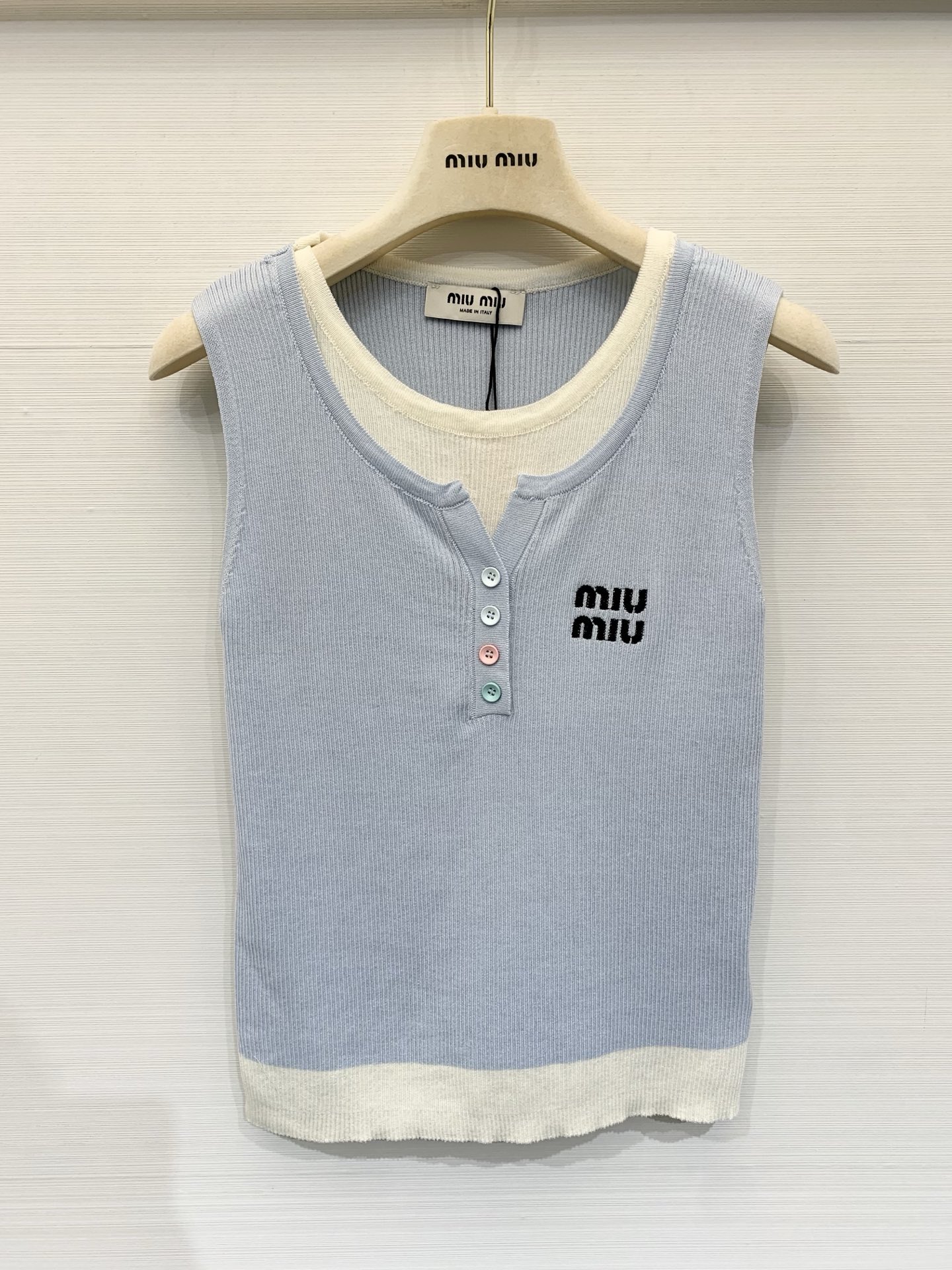 NO:795444,MIUMI* 26 early spring new model, contrasting fake two-piece round neck knitted vest, fake two-piece design, age-reducing artifact, two-color SML,,miumiu,19860909MIUMI* 26早春新款 撞色假两件圆领针织背心 假两件设计 减龄神器 两色SML,,miumiu,,Women's clothing