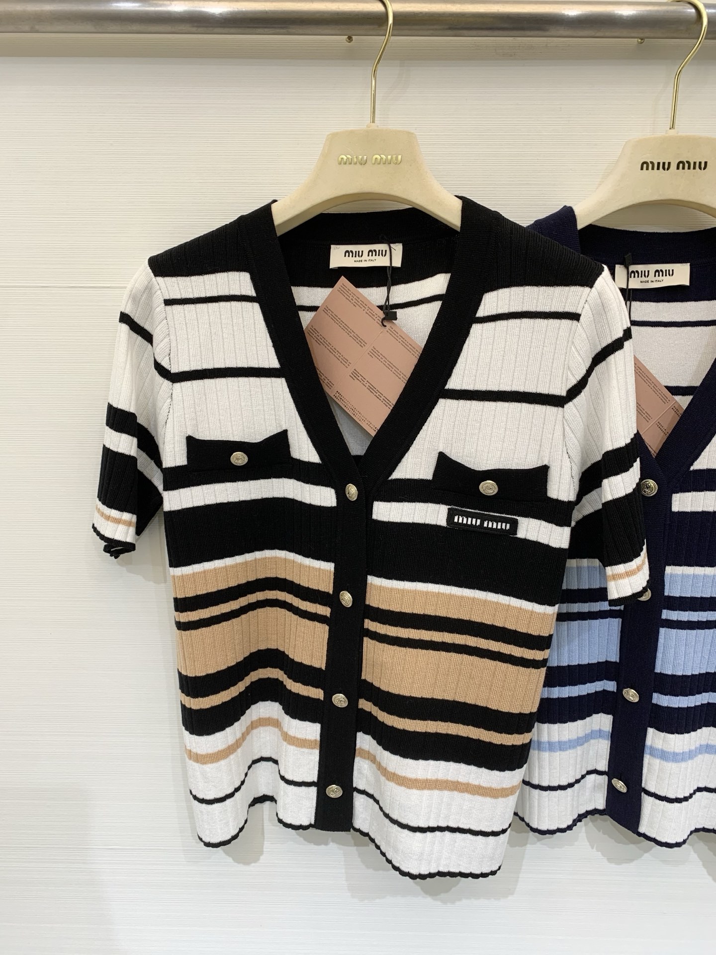 NO:795447,MIUMI* 26 early spring new style, contrasting stripes, simple V-neck knitted short-sleeved cardigan, wool blended fabric, two-color SML,,miumiu,T-shirt,19860909MIUMI* 26早春新款 撞色条纹简约V领针织短袖开衫 羊毛混纺面料 两色SML,,miumiu,T-shirt,,Women's clothing