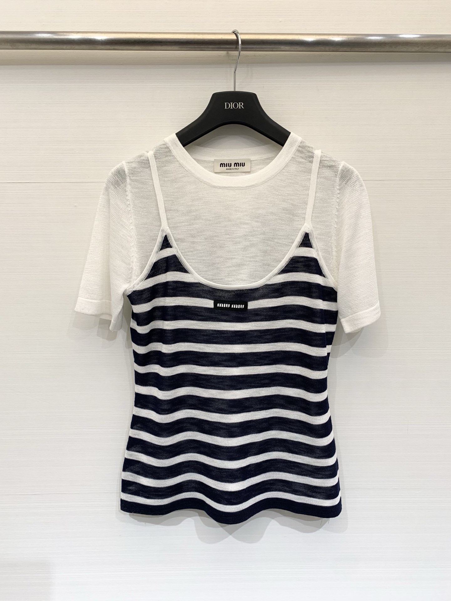 NO:795450,MIUMI* 26 early spring new style, contrasting striped knitted two-piece set, white short-sleeved striped camisole, size SML,,miumiu,T-shirt,19860909MIUMI* 26早春新款 撞色条纹针织两件套 白色短袖条纹吊带背心 码数SML,,miumiu,T-shirt,,Women's clothing