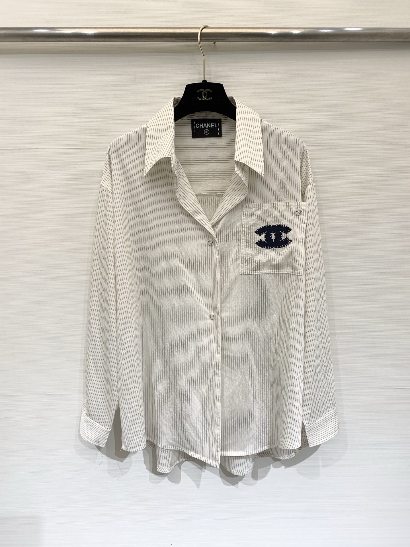 NO:795453,CHANEL 26 spring and summer mid-century vintage series, classic striped pocket shirt, a shirt with super incomparable details, a classic and easy-to-wear style, loose and elegant style, with a lazy and casual feel. Two-color SML,,chanel,shirts,19860909CHANEL 26春夏中古vintage系列 经典条纹口袋衬衫,超级无敌细节的一件衬衫,经典好穿的款式,版型宽松飘逸,慵懒随意感拿起 两色SML,,chanel,shirts,,Women's clothing