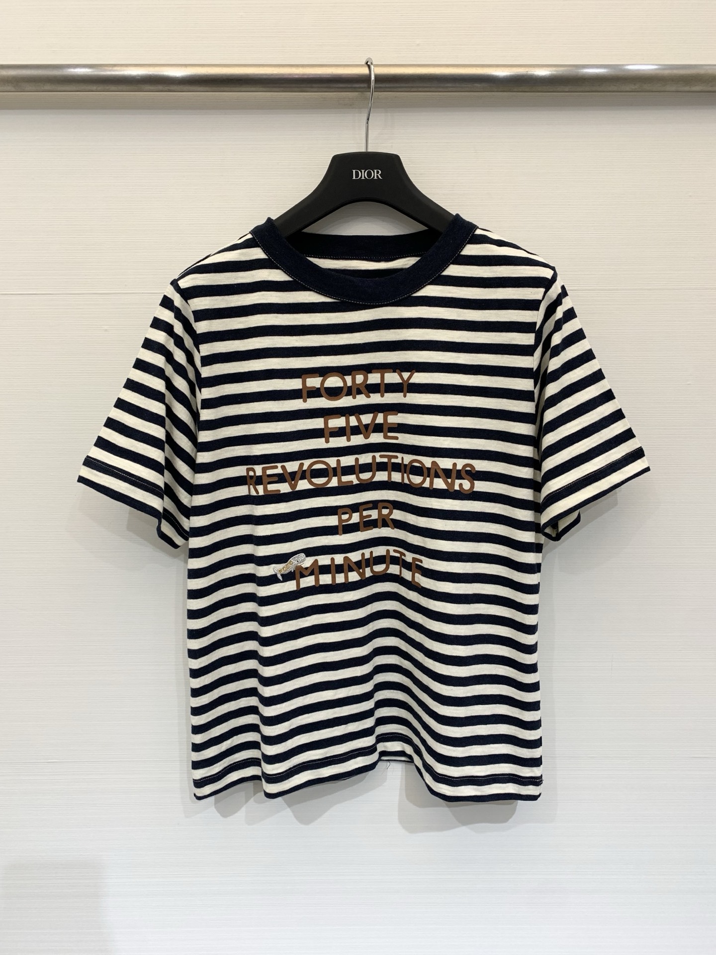 NO:795459,45R 26 spring and summer new style embroidered printed striped short-sleeved T-shirt, exclusive indigo bamboo and other wide striped fabrics, combed bamboo jersey cotton, embroidered printed patterns, one size fits all, T-shirt, tees, t-shirt,1986090945R 26春夏新款 刺绣印花条纹短袖T恤,独家靛蓝竹节等宽条纹面料,精梳竹节汗布棉,刺绣印花图案,均码,,T-shirt,tees，t-shirt,,Women's clothing
