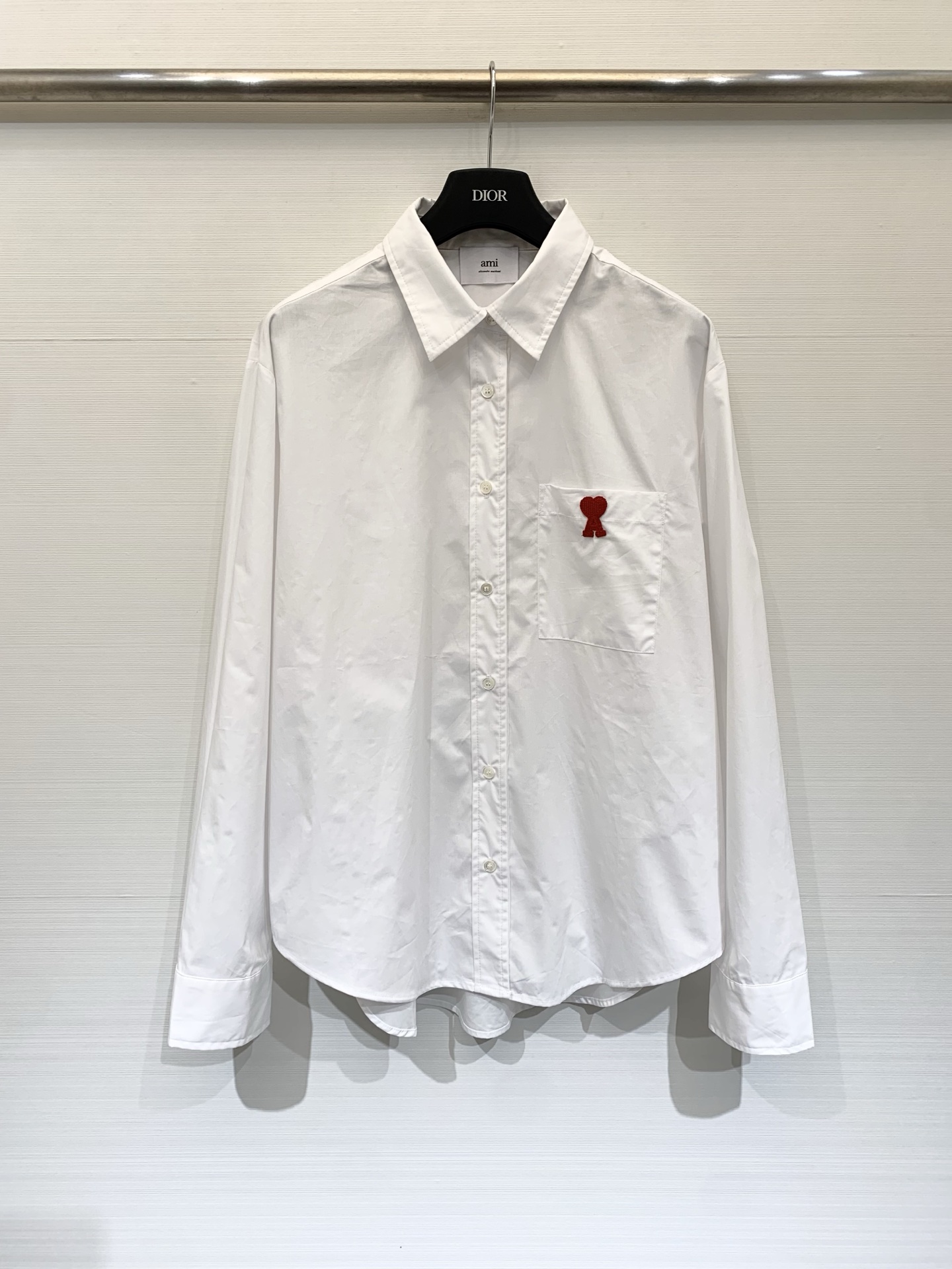 NO:795462,Ami 26 spring and summer new style, classic red flocked love heart white shirt, never goes out of style, red love embroidery on the pocket highlights the details, low-key and recognizable. The loose off-shoulder version is not flattering on the figure, and the rolled sleeves make it more casual and lazy. The pure cotton fabric is breathable and skin-friendly, suitable for commuting and dating. It can be worn alone or layered. It is a basic style that looks good in any wardrobe. It is easy to create a clean and refreshing atmosphere. Size ML,,19860909Ami 26春夏新款 经典红色植绒爱心白衬衣,永不过时,口袋处红色爱心刺绣点亮细节,低调又有辨识度.宽松落肩版型不挑身材,卷袖穿更显随性慵懒,纯棉面料透气亲肤,通勤、约会都适配.单穿叠穿都出彩,是衣橱里怎么搭都好看的基础款,轻松拿捏干净清爽的氛围感 码数ML,,,Women's clothing