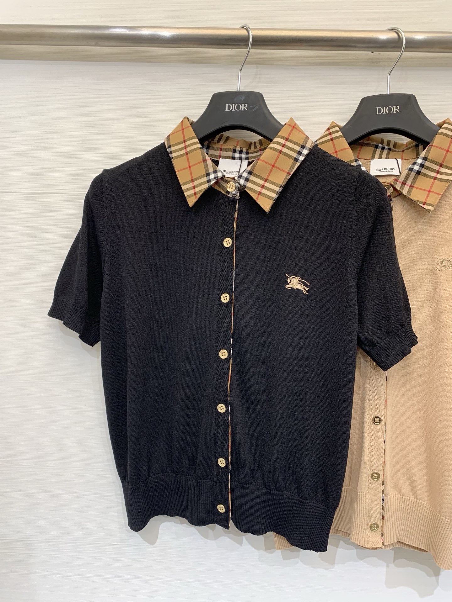NO:795439,Burbe*ry 26 spring and summer new model, classic plaid Polo collar short-sleeved style, logo pattern decoration, upper body with high-end atmosphere, three-color SML, burberry, T-shirt,19860909Burbe*ry 26春夏新款 经典格纹Polo领短袖款 logo图案修饰点缀 上身高级氛围感 三色SML,,burberry,T-shirt,,Women's clothing