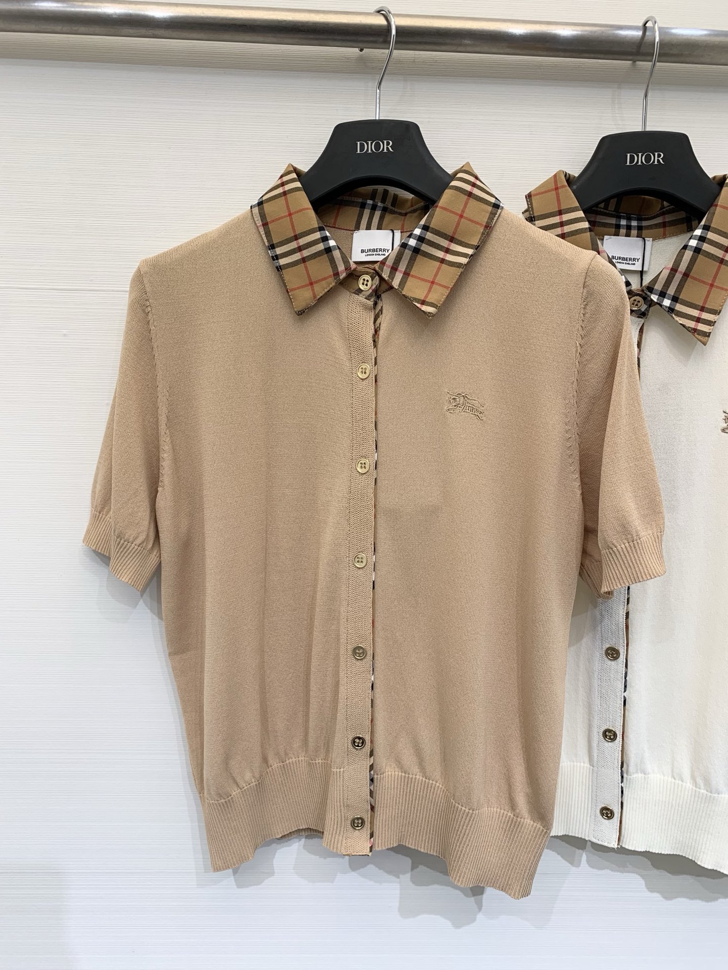 NO:795442,Burbe*ry 26 spring and summer new model, classic plaid Polo collar short-sleeved style, logo pattern decoration, upper body with high-end atmosphere, three-color SML P,, burberry, T-shirt,19860909Burbe*ry 26春夏新款 经典格纹Polo领短袖款 logo图案修饰点缀 上身高级氛围感 三色SML P,,burberry,T-shirt,,Women's clothing