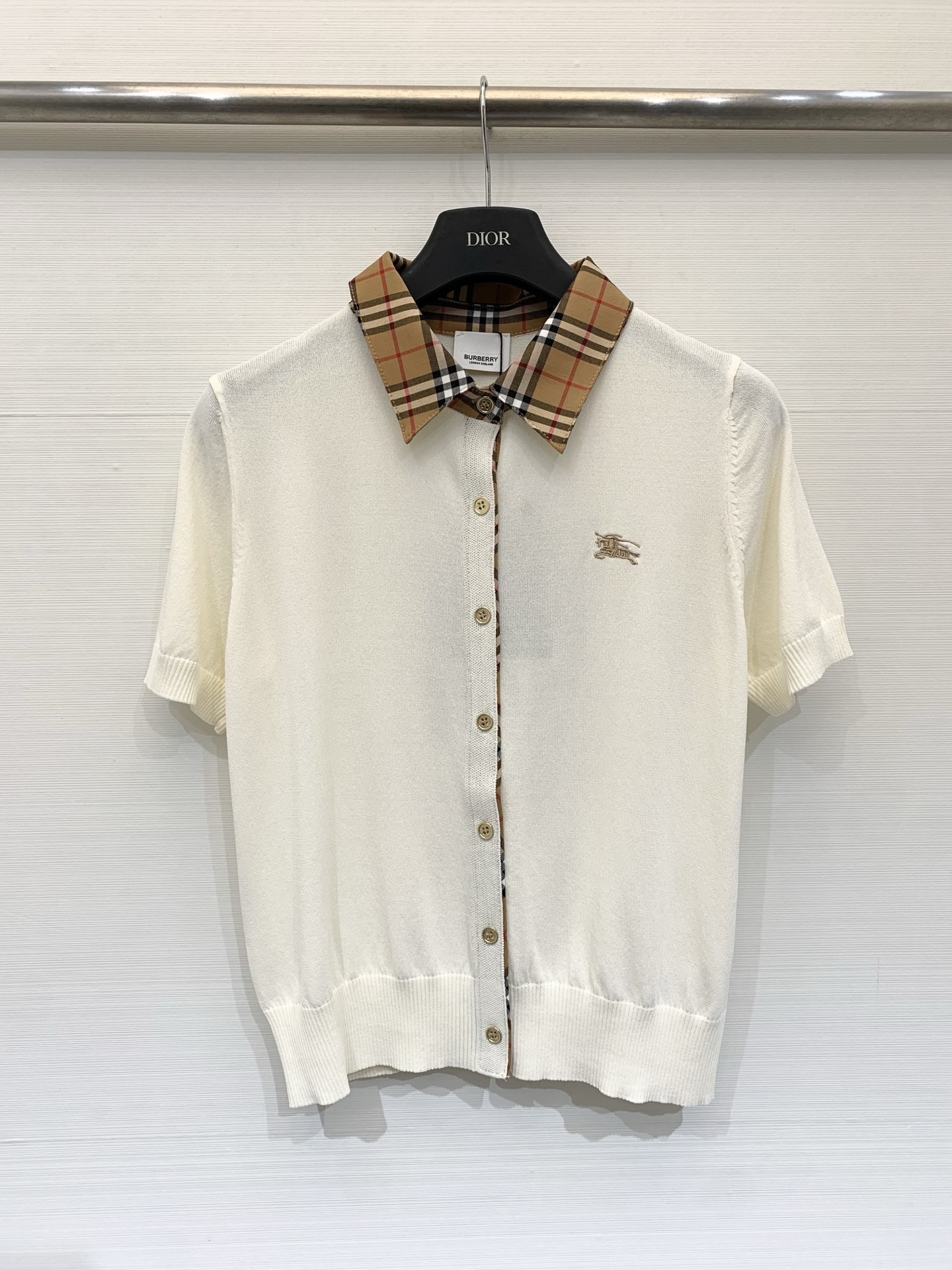 NO:795445,Burbe*ry 26 spring and summer new model, classic plaid Polo collar short-sleeved style, logo pattern decoration, upper body with high-end atmosphere, three-color SML, burberry, T-shirt,19860909Burbe*ry 26春夏新款 经典格纹Polo领短袖款 logo图案修饰点缀 上身高级氛围感 三色SML,,burberry,T-shirt,,Women's clothing