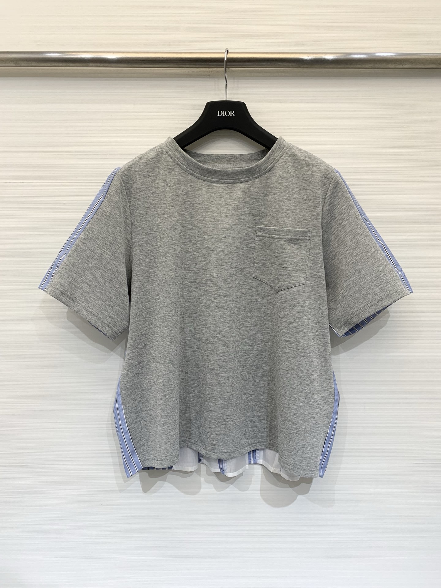 NO:795448,Sacai 26 new spring and summer style short-sleeved T-shirt with front and back splicing, white cotton fabric on the front, slightly loose straight fit, highly tolerant to the body shape, not picky about the body shape. The back is made of blue and white pinstripe woven fabric as the main body, continuing the splicing elements on the front, and the overall version is more neat, creating a simple and detailed light commuting style. The refreshing blue and white color scheme is also very suitable for spring and summer wear. Two-color SM, T-shirt, tees, t-shirt,19860909Sacai 26春夏新款 设计感前后拼接短袖T恤,正面白色棉质面料,版型为微宽松直筒款,对身材的包容度高,不挑身形.背面以蓝白细条纹梭织面料为主体,延续正面的拼接元素,整体版型更显利落,打造出简约又有细节的轻通勤风格,清爽的蓝白配色也很适合春夏穿着 两色SM,,T-shirt,tees，t-shirt,,Women's clothing