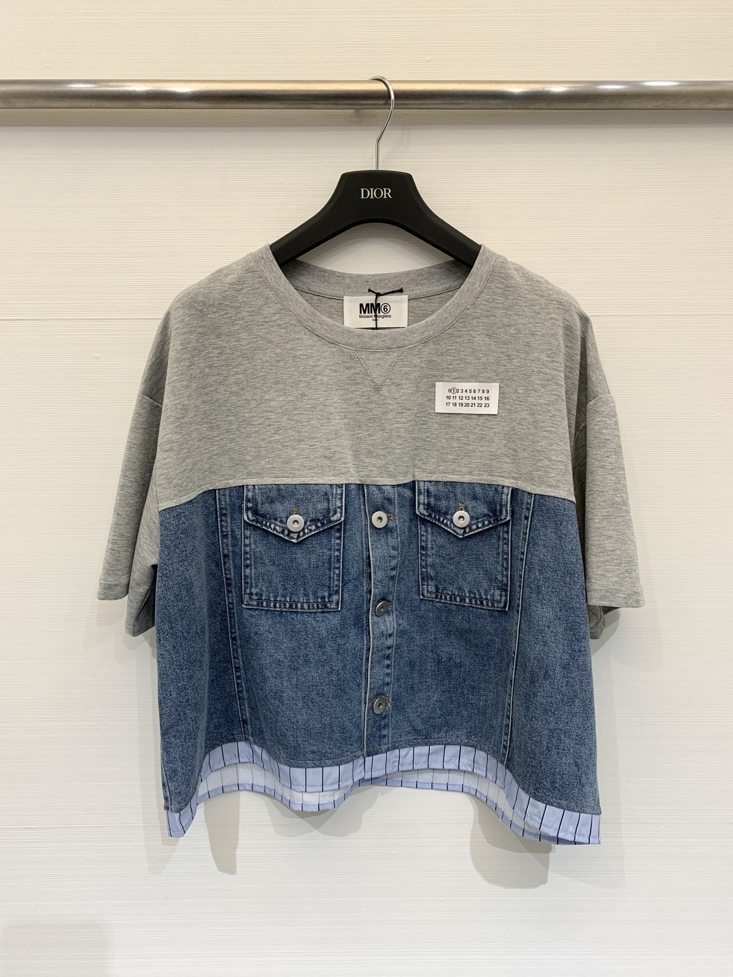 NO:795823,MM6 26 spring and summer new style, retro blue denim spliced ​​short sleeves, casual casual work style, the overall style is a loose, dropped shoulder short version, the upper body is highly comfortable, can modify the body shape, and has a lazy and casual atmosphere. Two-color SM, masion margiela, T-shirt,19860909MM6 26春夏新款 复古蓝牛仔布拼接短袖,随性的休闲工装风,整体为宽松的落肩短款版型,上身舒适度高,能修饰身形,自带慵懒随性的氛围感 两色SM,,masion margiela,T-shirt,,Women's clothing