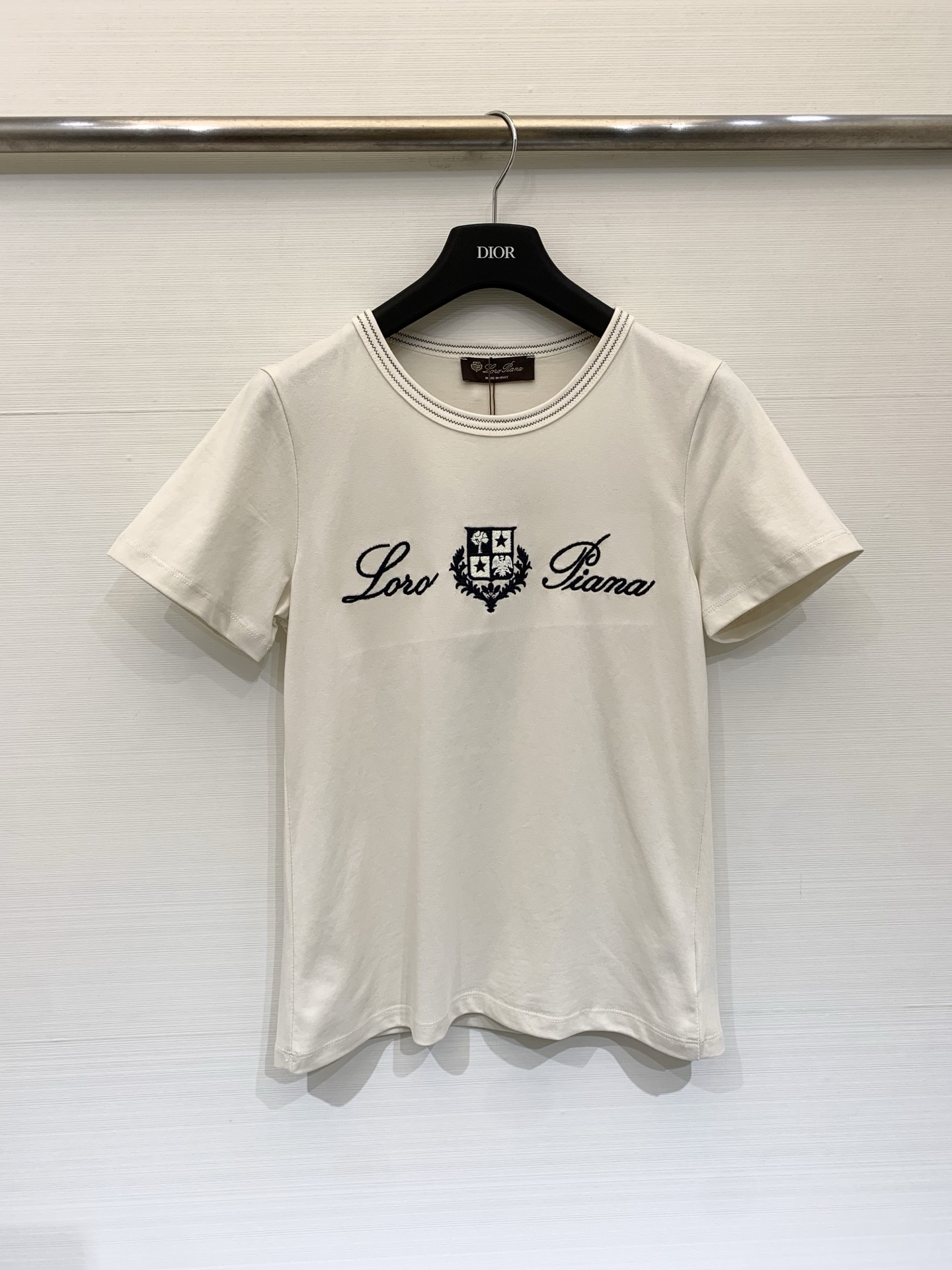 NO:795828,180L 26 spring and summer new style embroidered logo short-sleeved T-shirt, round neck topstitch design, one-piece embroidery on the chest, simple and advanced, two-color SML, loro piana, T-shirt, tees, t-shirt,19860909180L 26春夏新款 刺绣Logo短袖T恤 圆领明线设计 胸前一片式刺绣 简约高级 两色SML,,loro piana,T-shirt,tees，t-shirt,,Women's clothing