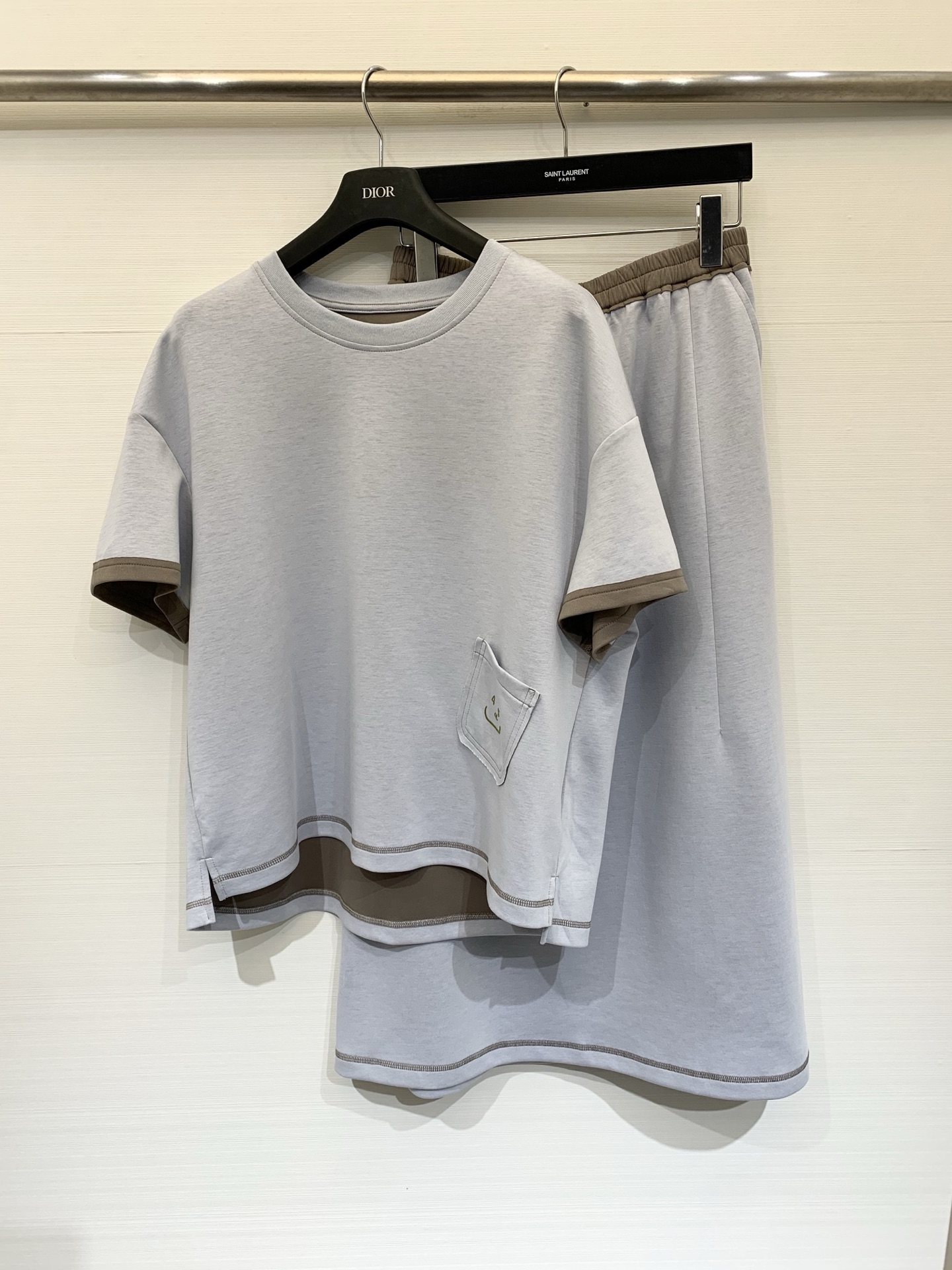 NO:795830,45R 26 spring and summer new style gray and blue color matching casual suit, unique color scheme, soft texture, loose shoulder short-sleeved T-shirt, decorated with a patch pocket of the same color on the chest, simple and attractive, matching straight/slightly wide long skirt, spliced contrasting waistband, the whole set looks comfortable and casual, it can be used as home casual wear, or can be worn outside to create a lazy style, highly practical  Size SML,,skirts,T-shirt,tees,t-shirt,1986090945R 26春夏新款 灰蓝拼色休闲套装,配色独特,质感软糯,宽松的落肩短袖T恤,胸前点缀一个同色系的贴布口袋,简约耐看,匹配的直筒/微阔长裙,拼接撞色腰头,整套Look舒适随性,既可以作为居家休闲服,也完全可以外穿打造慵懒风,实穿性极高 码数SML,,skirts,T-shirt,tees，t-shirt,,Women's clothing