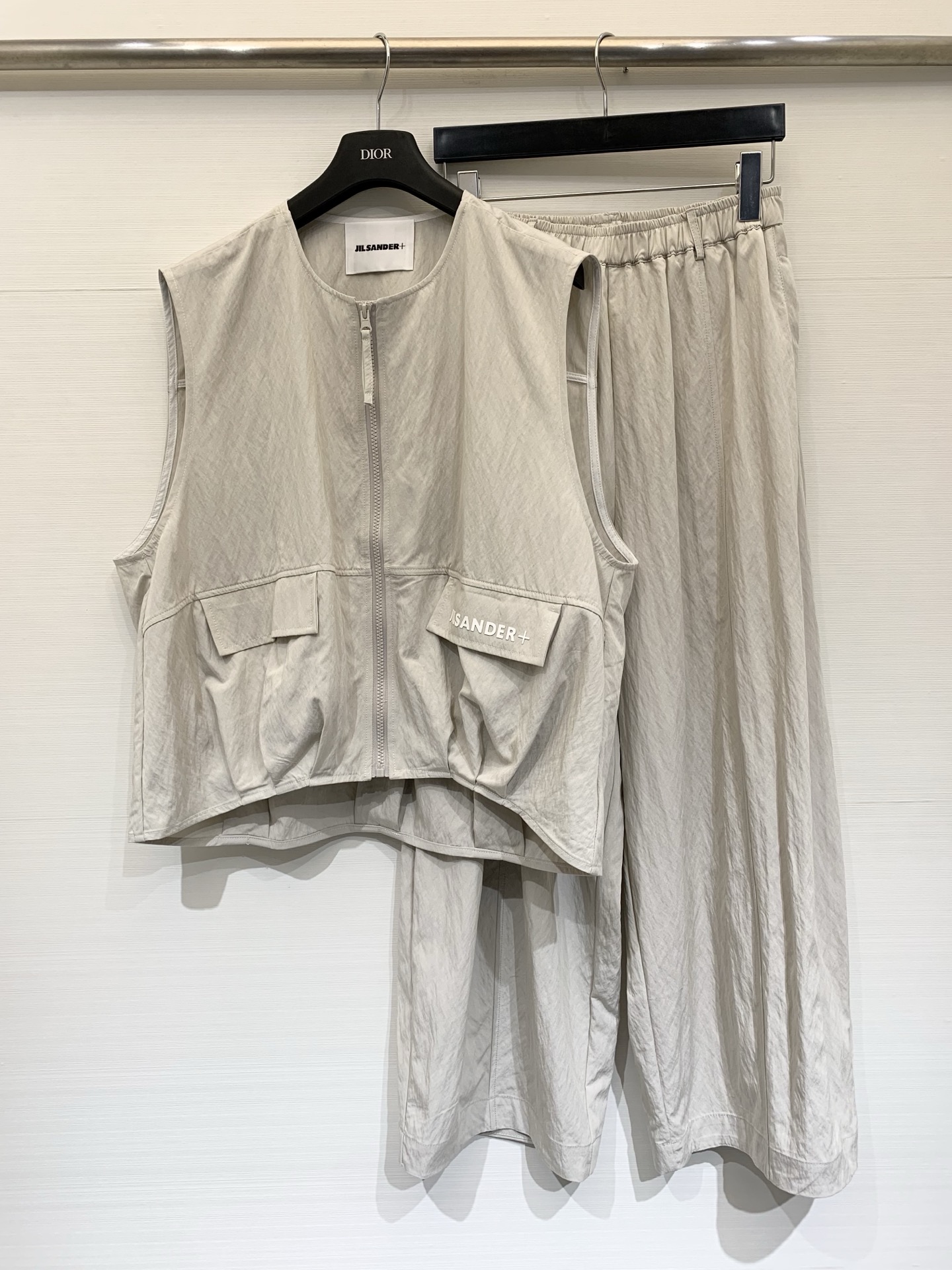 NO:795838,JILSANDER 26 spring and summer new style  Minimalist loose casual suit (can be taken separately), overall relaxed and high-end, very suitable for daily commuting or lazy wear, with natural texture, the lower left pocket is printed with the white brand logo 'JILSANDER+', low-key and recognizable; the fabric is slightly wrinkled  Slightly wrinkled nylon material, with a casual and relaxed atmosphere, not slumped. Paired with loose wide-leg trousers of the same color, the back side seam pockets are still 'JILSANDER+', low saturation color + neat tailoring, loose and not draggy, with a sense of high-end, comfortable and tasteful for daily wear  Color apricot navy blue, size SM horse, jil sander,19860909JILSANDER 26春夏新款 极简宽松休闲套装（可分开拿）,整体松弛又高级,很适合打造日常通勤或慵懒穿搭,自带有自然的肌理感,左下口袋印有白色的品牌标识“JILSANDER+”,低调又有辨识度；面料是微褶皱的微皱尼龙感材质,自带随性的松弛氛围,不会软塌,搭配同色系宽松阔腿长裤,背后侧缝口袋依然是“JILSANDER+”,低饱和配色+利落剪裁,松弛不拖沓,自带高级感,日常穿舒适又有品味 颜色杏色 藏蓝色,码数SM  马,,jil sander,,Women's clothing