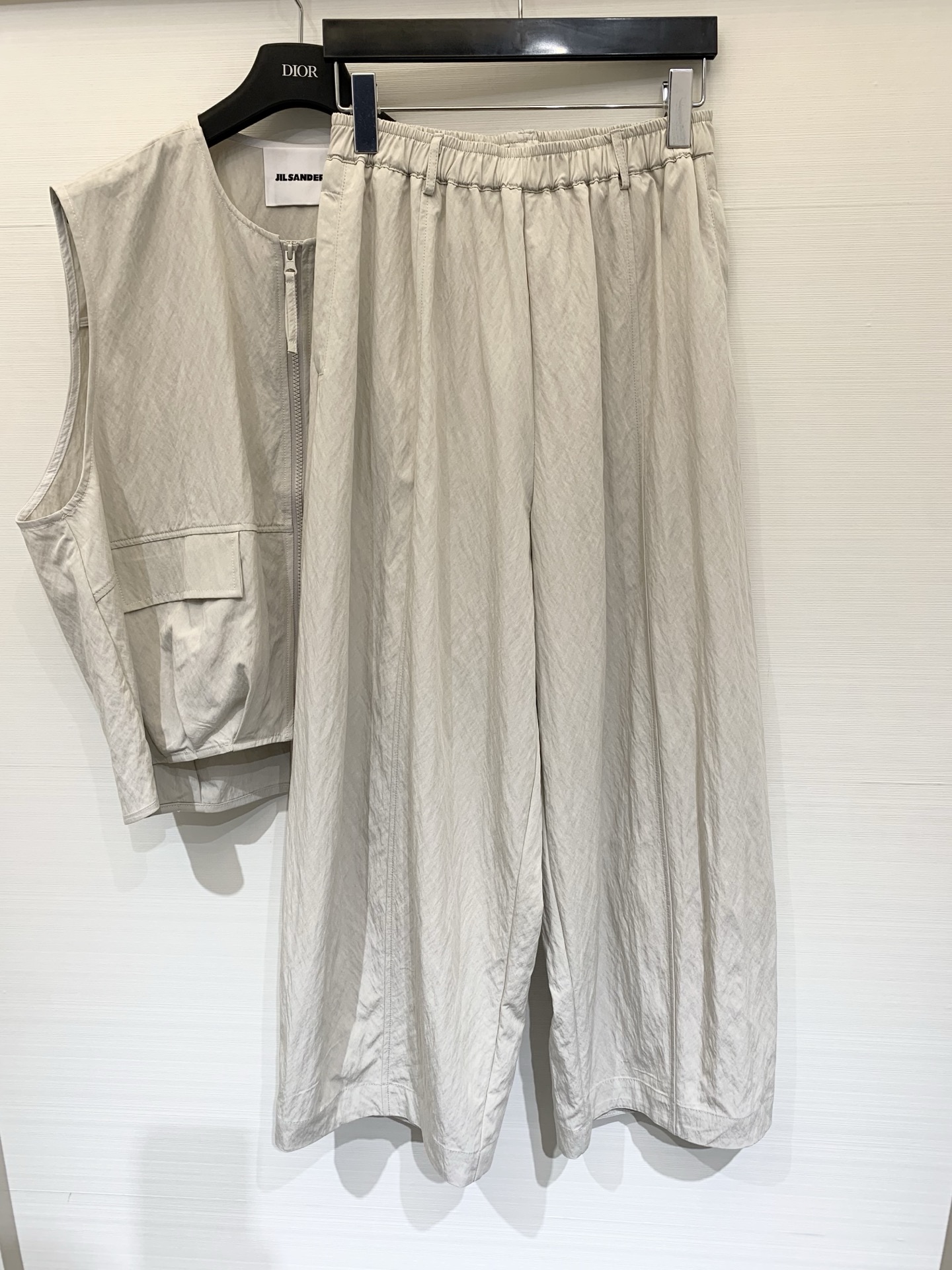 NO:795840,JILSANDER 26 spring and summer new style  Minimalist loose casual suit (can be taken separately), overall relaxed and high-end, very suitable for daily commuting or lazy wear, with natural texture, the lower left pocket is printed with the white brand logo 'JILSANDER+', low-key and recognizable; the fabric is slightly wrinkled  Slightly wrinkled nylon material, with a casual and relaxed atmosphere, not slumped. Paired with loose wide-leg trousers of the same color, the back side seam pockets are still 'JILSANDER+', low saturation color + neat tailoring, loose and not draggy, with a sense of high-end, comfortable and tasteful for daily wear  Color apricot navy blue, size SM, jil sander,19860909JILSANDER 26春夏新款 极简宽松休闲套装（可分开拿）,整体松弛又高级,很适合打造日常通勤或慵懒穿搭,自带有自然的肌理感,左下口袋印有白色的品牌标识“JILSANDER+”,低调又有辨识度；面料是微褶皱的微皱尼龙感材质,自带随性的松弛氛围,不会软塌,搭配同色系宽松阔腿长裤,背后侧缝口袋依然是“JILSANDER+”,低饱和配色+利落剪裁,松弛不拖沓,自带高级感,日常穿舒适又有品味 颜色杏色 藏蓝色,码数SM,,jil sander,,Women's clothing